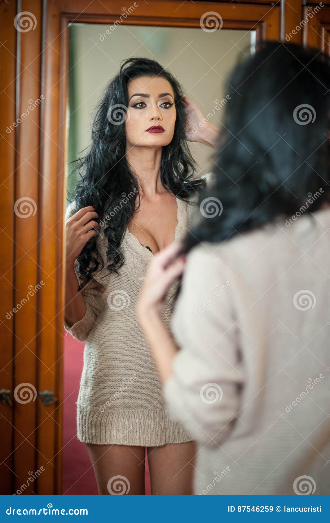 Сексуальная брюнетка нагая перед зеркалом