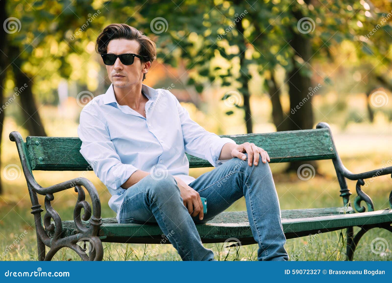полный мужчина в белой рубашк. парень на лавочке в рубашке сидит. мужчина в рубашке сидит. мужчина в рубашке сидящий на скамейке. мужчина в рубашке.