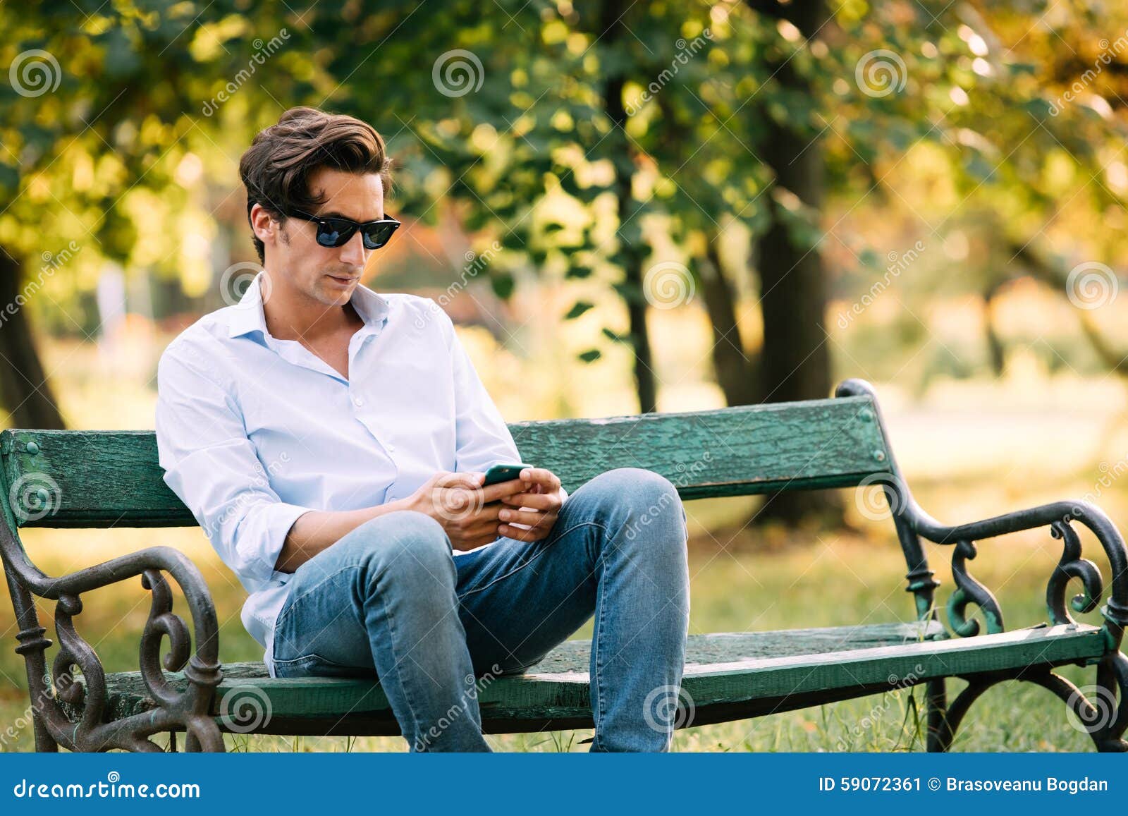 мужчина на скамейке. парень сидит на скамейке. мужчины на скамейке. мужчина на лавочке. мужчина на лавочке.