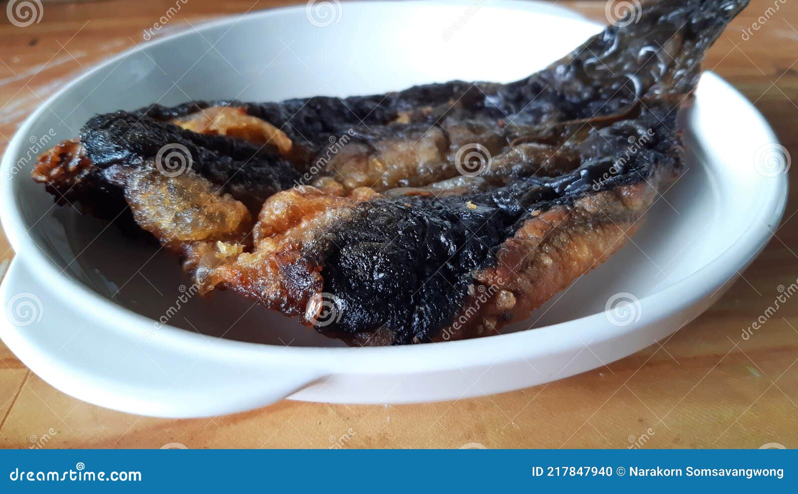приготовленный на гриле или жареный кот-фиш - знаменитое блюдо из уличной  еды в таиланде. Стоковое Фото - изображение насчитывающей выкружка,  изолировано: 217847940