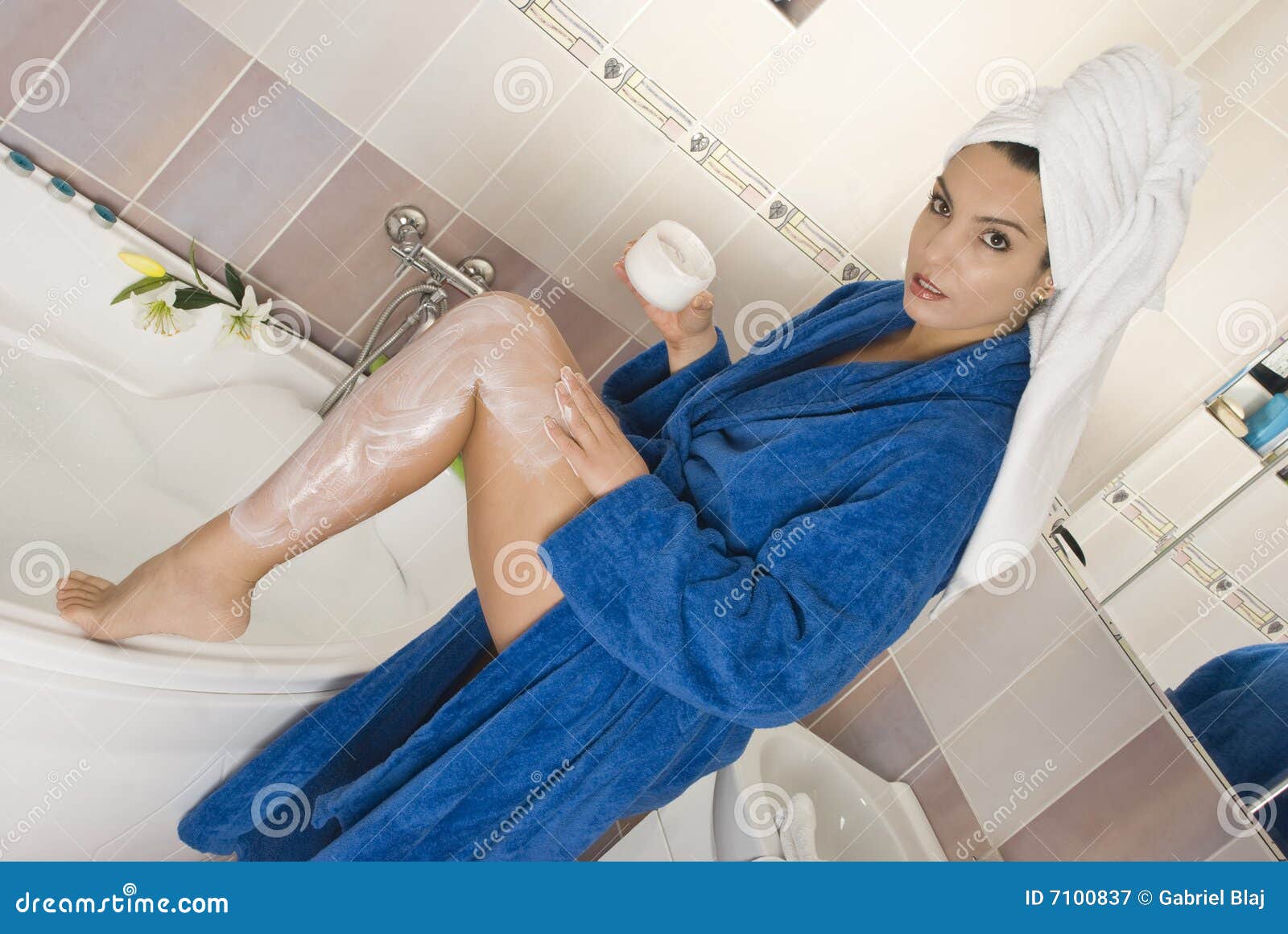 Женщина после ванной. Женщина в полотенце. Девушка после душа. Одежда после ванны. Девушка после ванной.