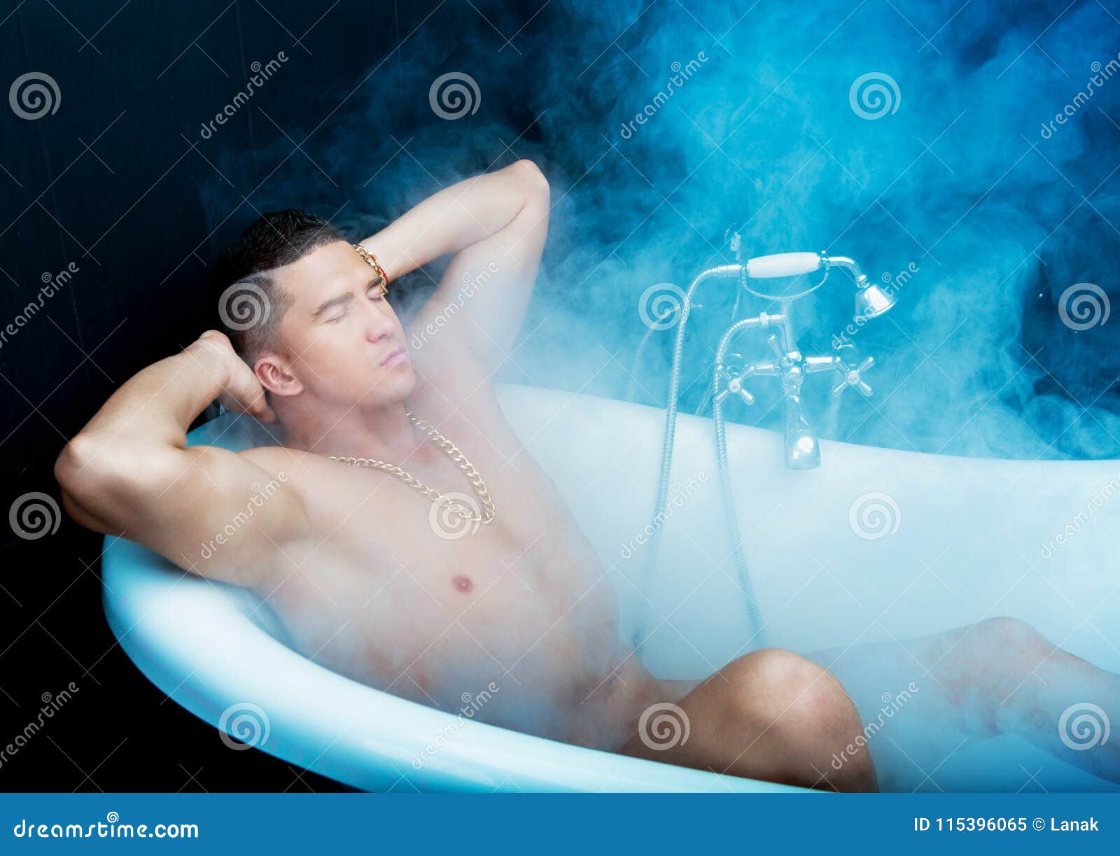 Мужчина принимает ванну. Мужчина в ванне вид сверху.