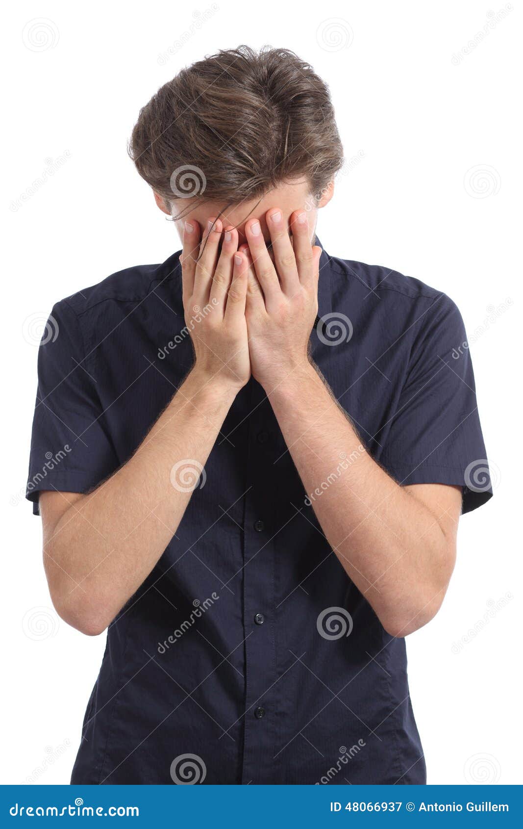 Удивленный человек. Закрыть глаза. Человек в стрессе. Почему некоторые люди закрытые. Расстройства сознания фото.