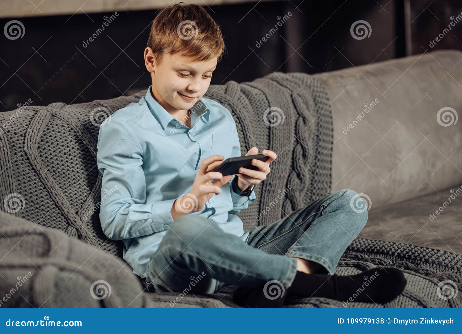 Мальчик сидит в телефоне. Диван для подростка. Мальчик сидит на диване. Подросток сидит на диване.