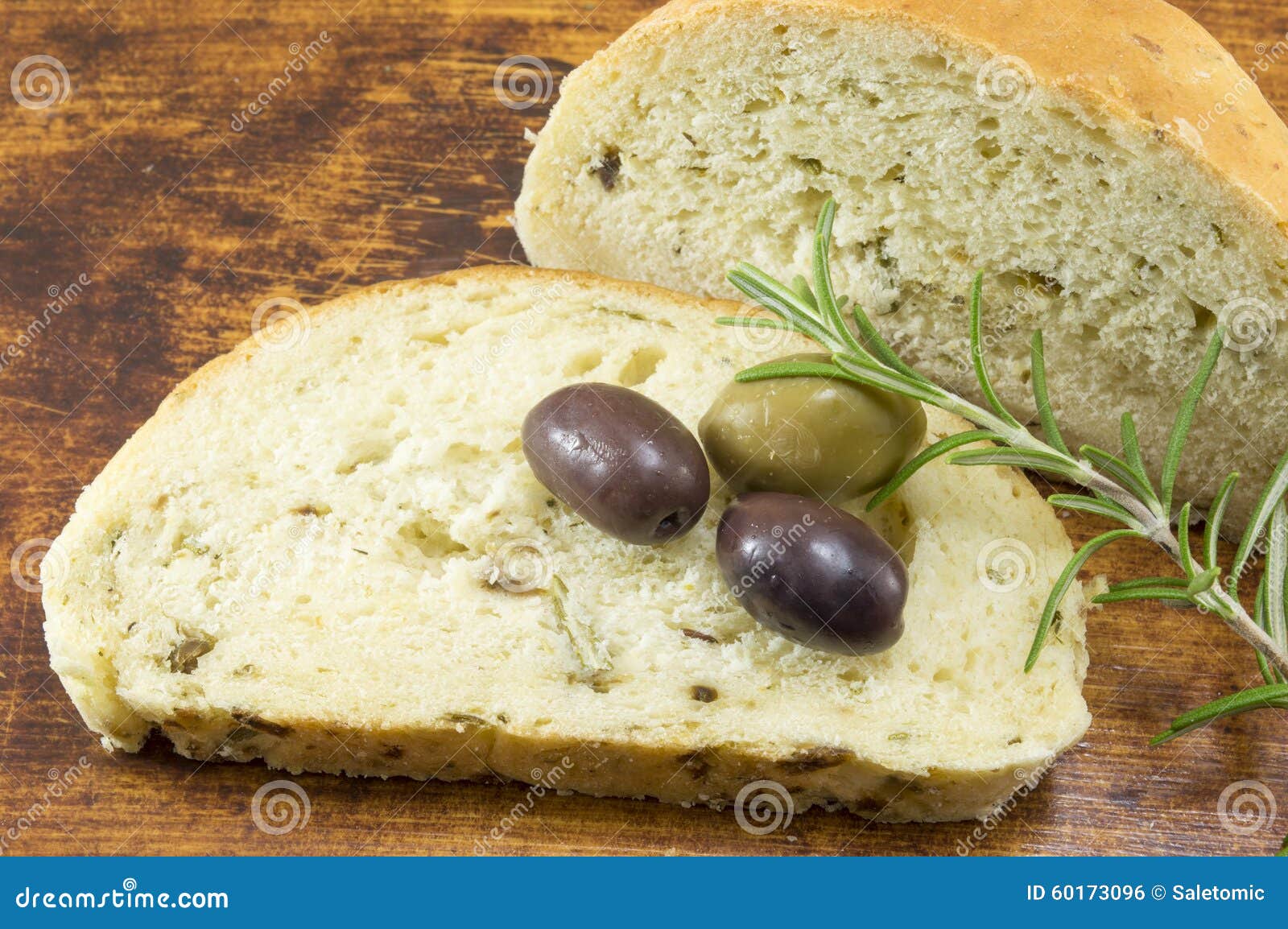 Bread olive oil. Хлеб с травами и пряностями. Итальянский бездрожжевой хлеб с оливками. Хлеб с оливками итальянский на закваске. Хлеб с оливковым маслом и прованскими травами.