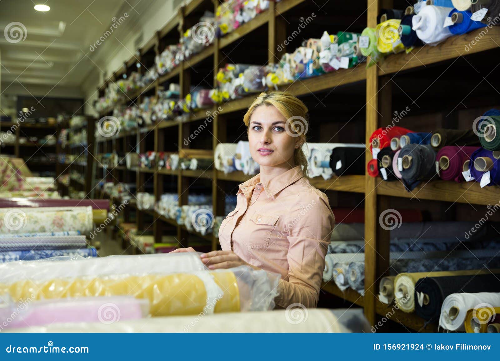 Продавщица В Магазине Фото Продавщица В Магазине Фото