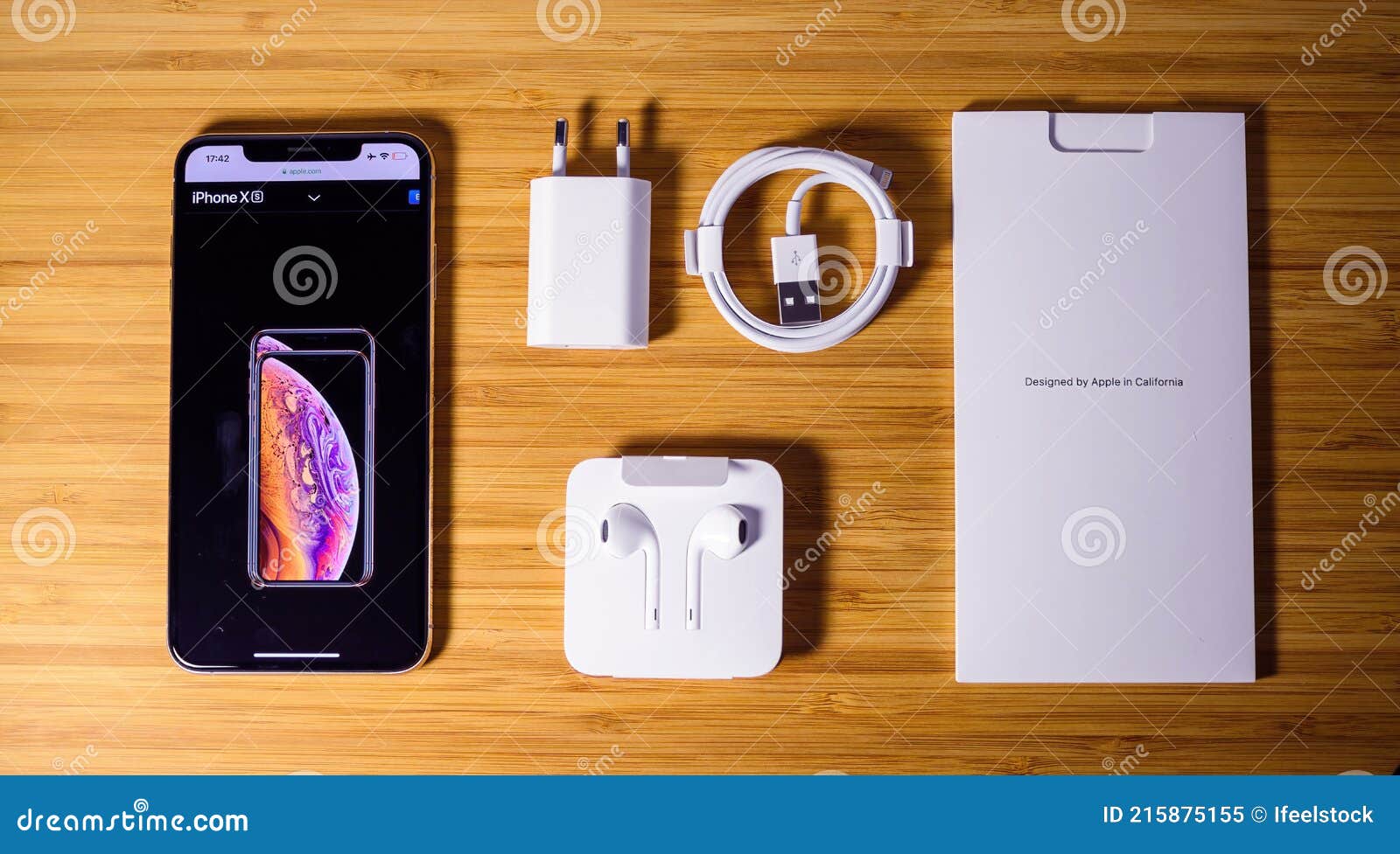 просмотр сверху на последних компьютерах Apple Iphone Xs Gold Color 256gb  смартфон Редакционное Изображение - изображение насчитывающей компьютеры,  цвет: 215875155