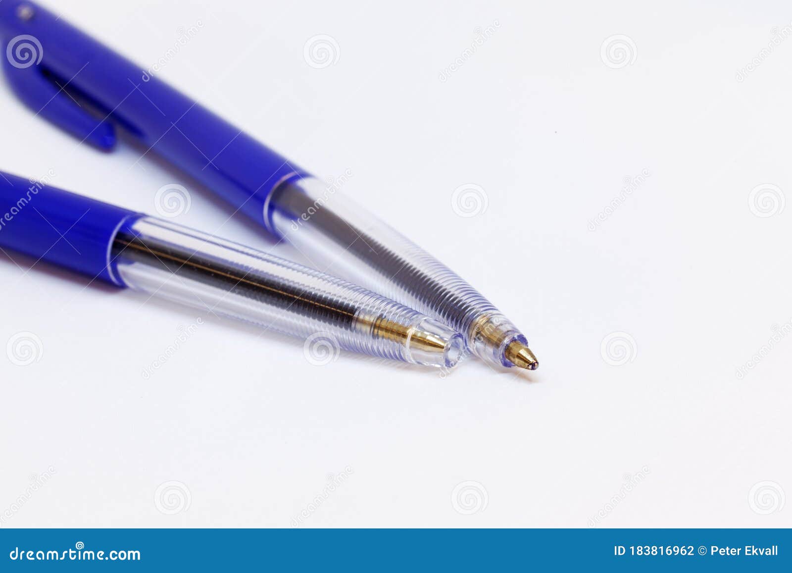 Blue pens. White 2pens. Почему ручка с синими чернилами лучше чем а красными.