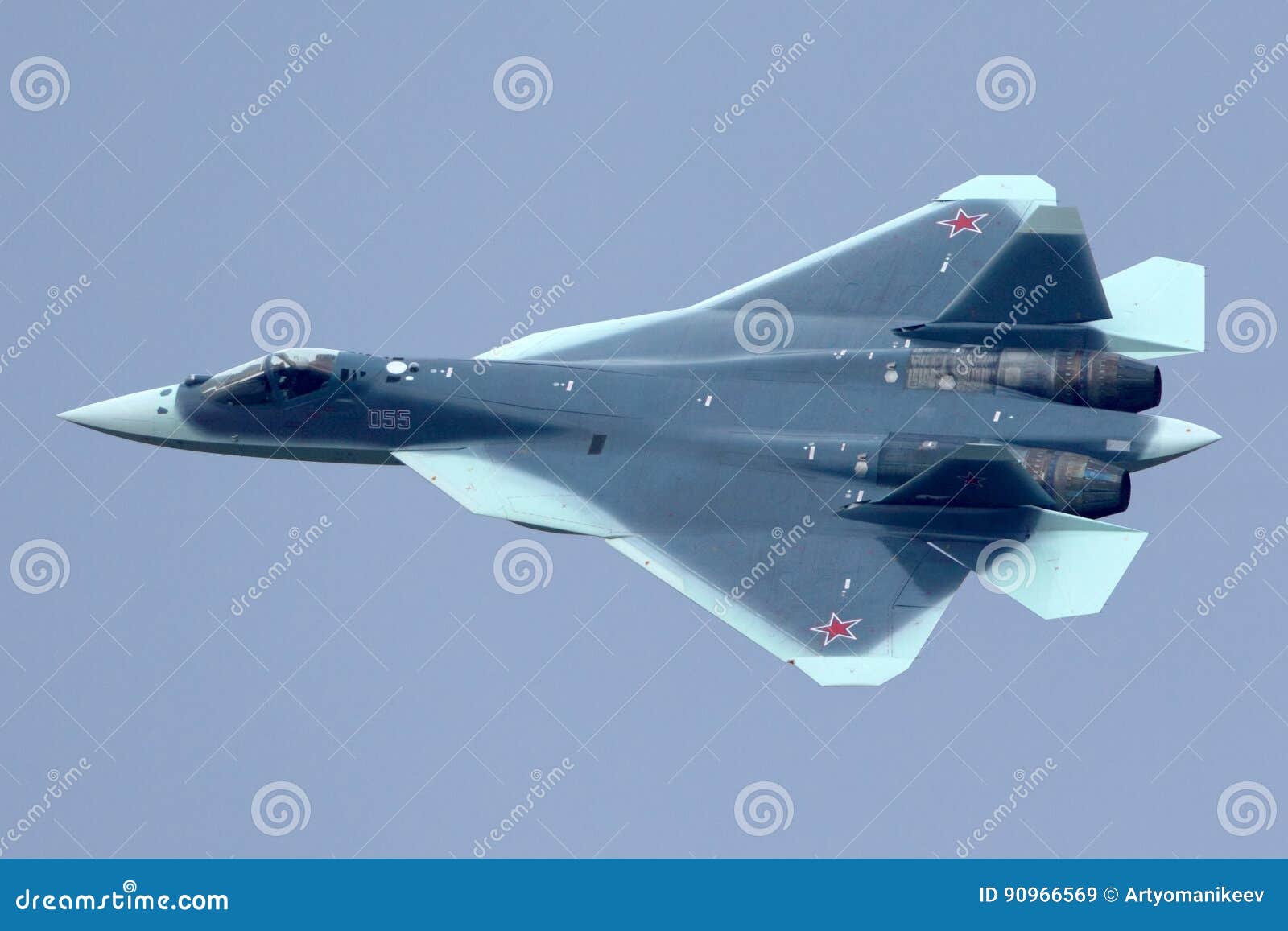 Prototip Sini Sukhoi T 50 Pak Fa 055 Sovershenno Novyj Pokazannyj Reaktivnyj Istrebitel Pyatogo Pokoleniya Poka Priezzhayush Na Aviapo Redakcionnoe Stokovoe Izobrazhenie Izobrazhenie Naschityvayushej