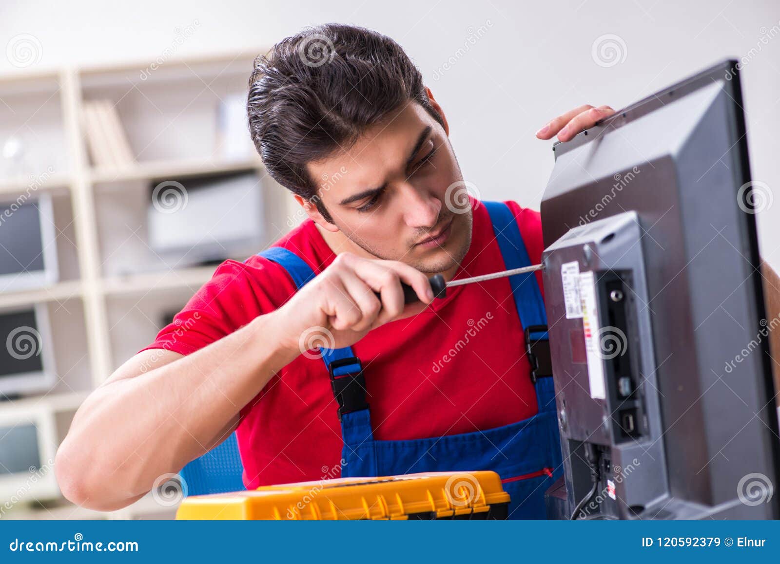Repair things. Инженер. Человек ремонтирует компьютер. Чинить вещи. Мужчина чинит телевизор.