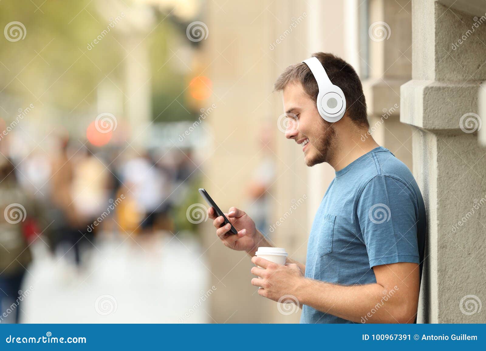City hear. Смартфон и наушники на парне. Прослушка мужчина. Парень слушает музыку. Мужчина в профиль наушники.