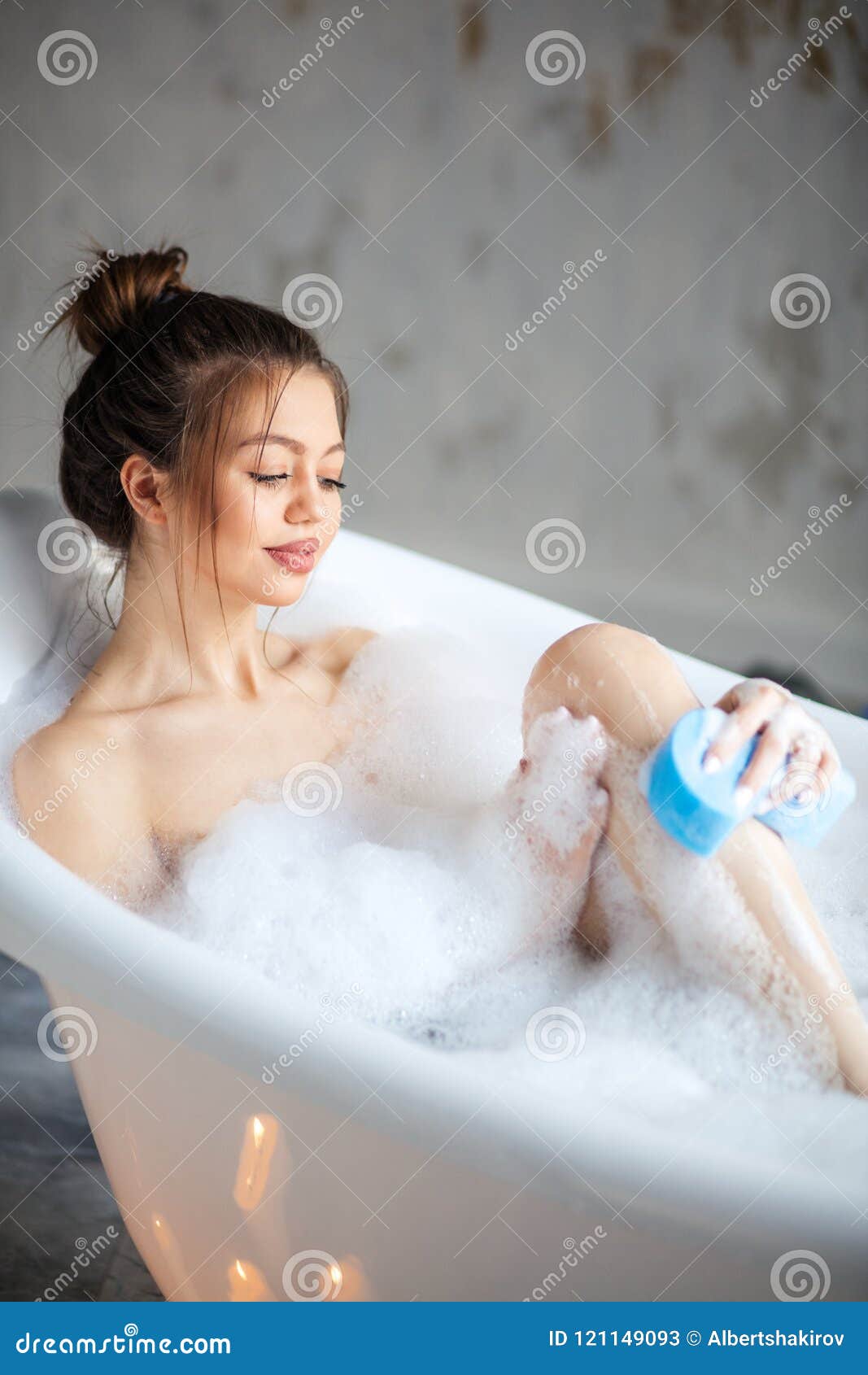 Милая Blanka купается в ванной с пеной