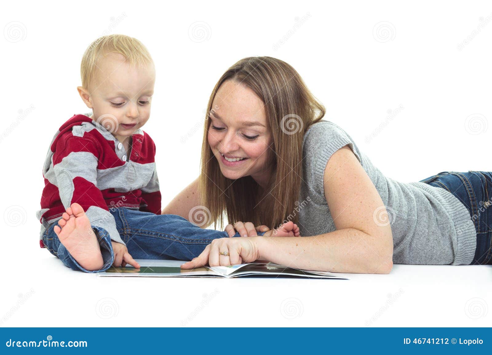 Прочтение у матери. Фото мамы, читающей трехлетнему ребенку. Читать мама лизала