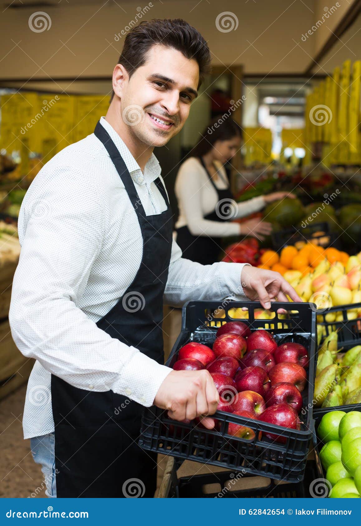 сельскохозяйственная ярмарка фото. продавец яблок. торговец на рынке яблоками. мужик с коробкой яблок. продавцы яблок.