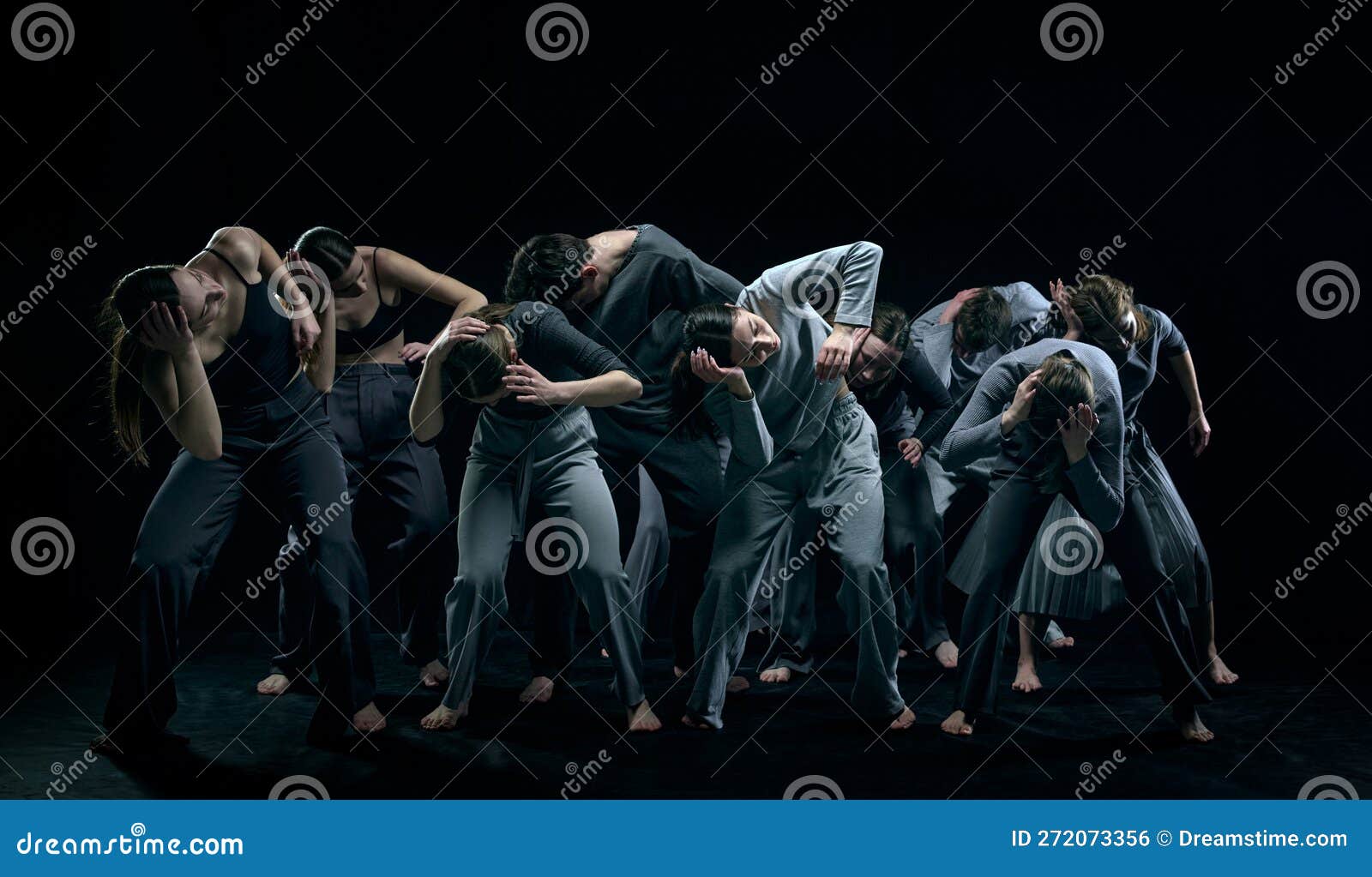психология танцев. группа молодых людей, которые осматривают черный фон  студии. концепция современной Стоковое Фото - изображение насчитывающей  толпа, одежды: 272073356