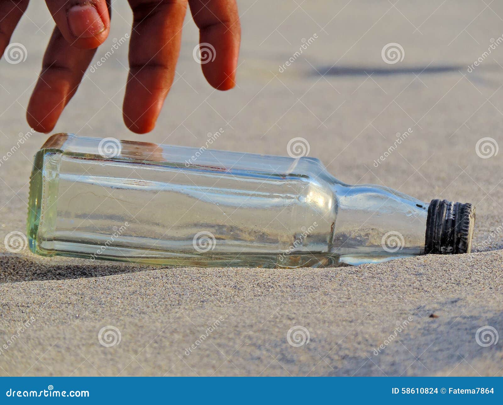 Отчего пустой. Пустая бутылка на пляже. Пустая бутылка на песке. Empty Glass Bottle lying. ОФК Bottle empty.