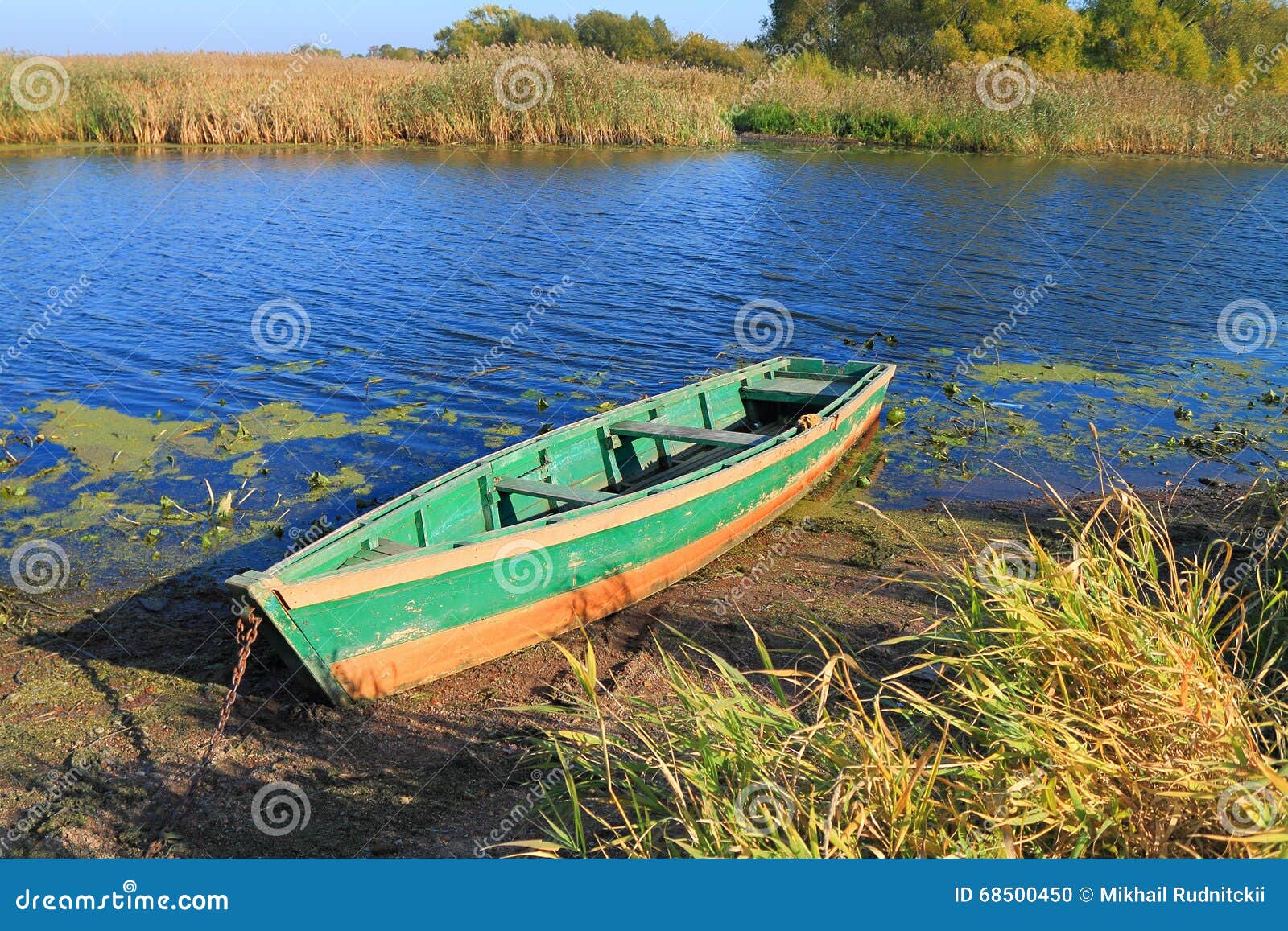 Лодки зеленого цвета. Зеленая лодка деревянная. Катер зеленого цвета. Зелёные цвета для лодок. 90х зелёная лодка.