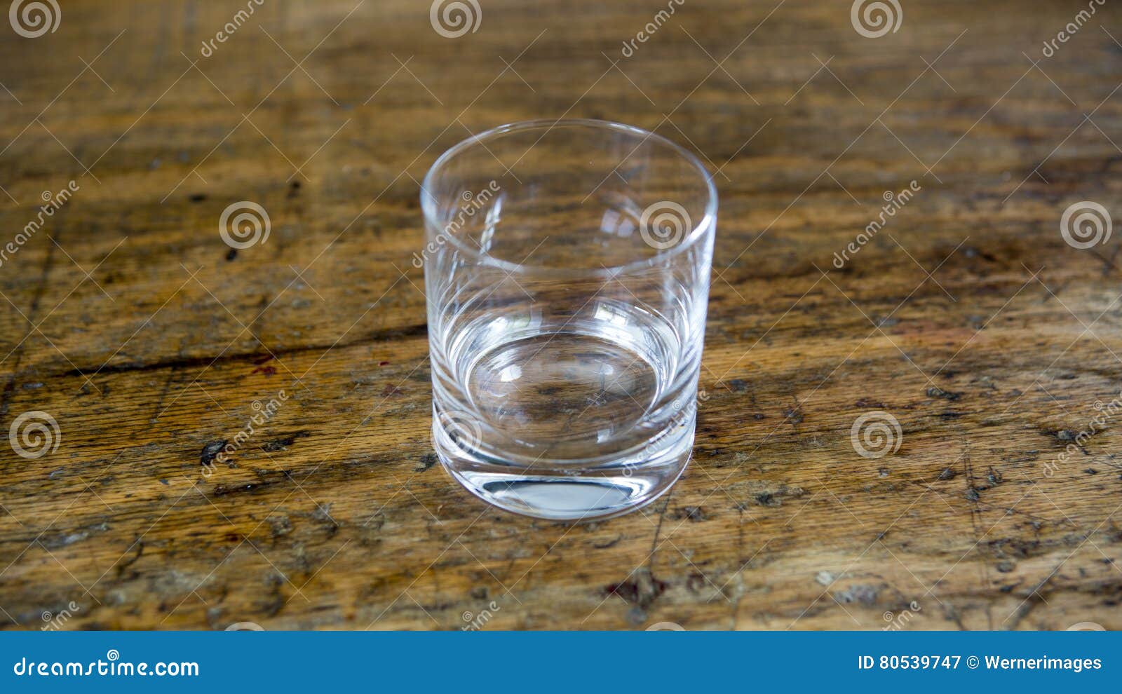 На столе пустой стакан. Стопка пустая на столе. Пустой стакан на столе. Стеклянный стакан на деревяшке. Стакан на деревянном столе.