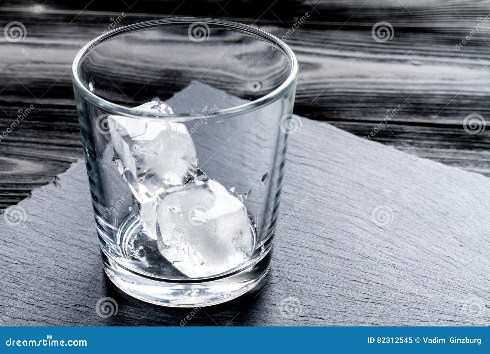 Неси пустой стакан. Пустой стакан со льдом. Стеклянный стакан со льдом. Бокал с ледяными трещинами. Лед в стакане разбитом.