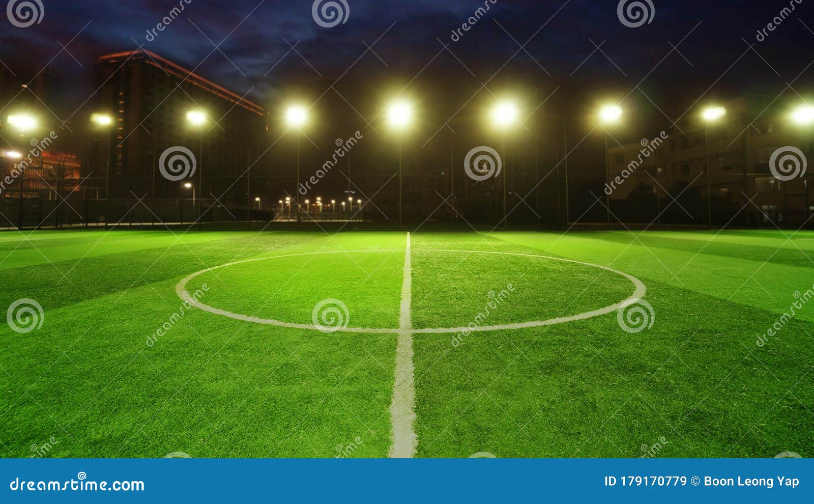 Пустое футбольное поле со светом пятна ночью и суд по мини-футболу подготовки для футбола Стоковое Изображение - изображение насчитывающей вечер, чемпион: 179170779