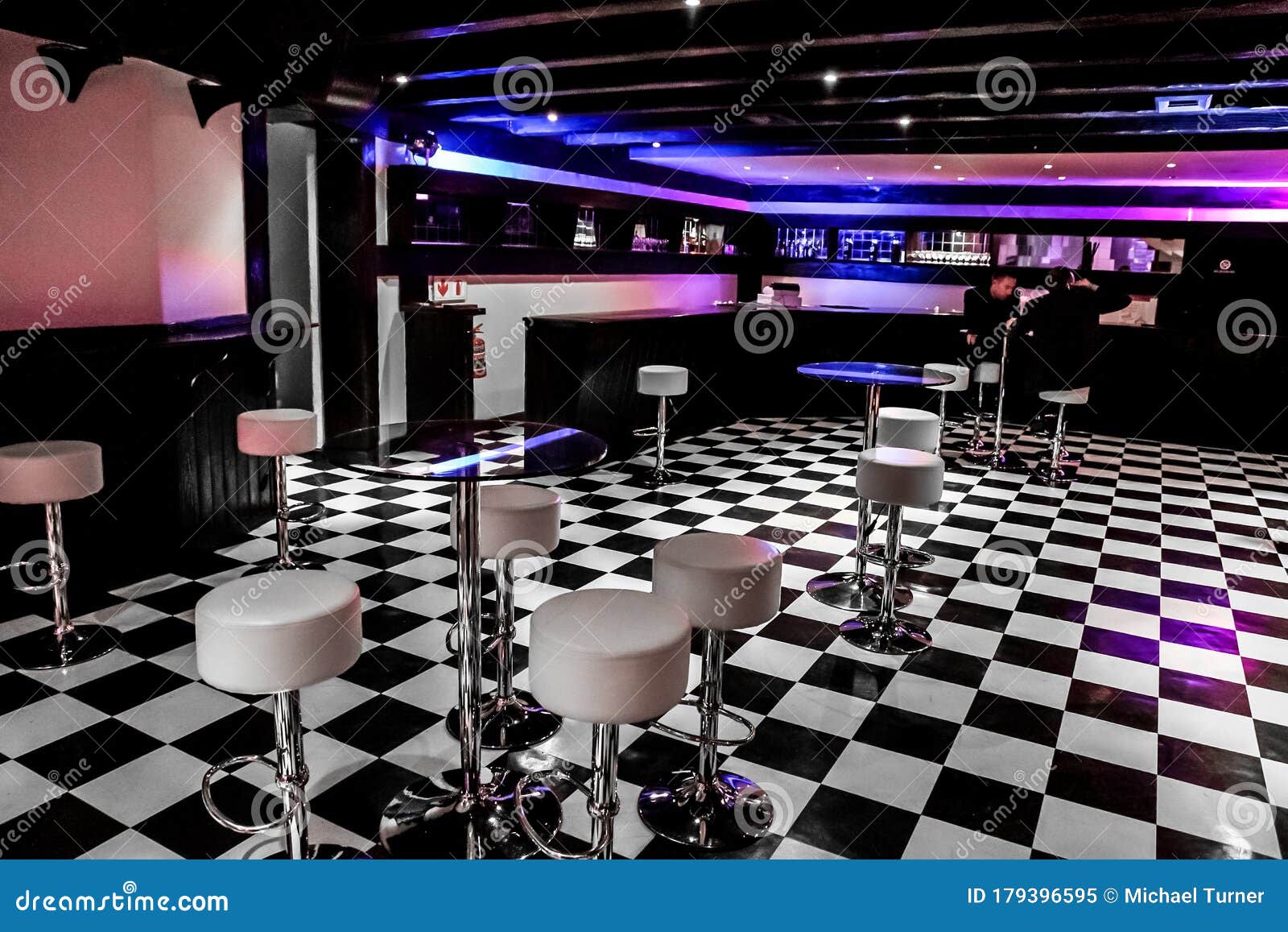 Пустой бар в ночном клубе с таблицами стульев и клетчатый пол Редакционное  Изображение - изображение насчитывающей контролер, конструкция: 179396595
