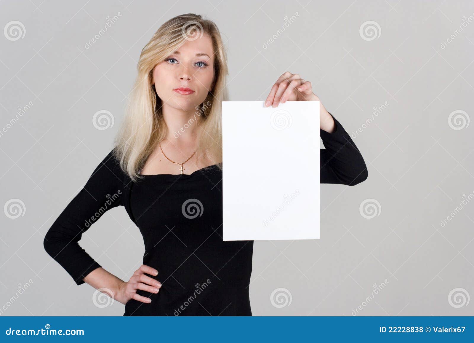 Запихнув в стол надоевшие бумаги я натянул. Девушка держит лист в руках. Человек с белым листом. Девушка с былым личтом. Девушка с листком.