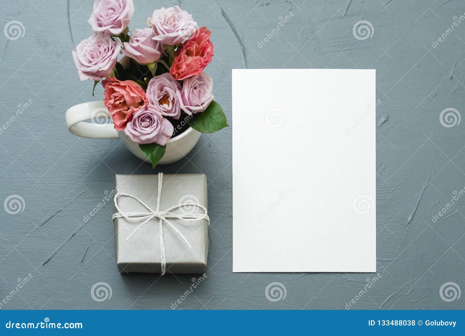Пустой модель-макет приветствию цветка подарочной коробки белой бумагиСтоковое Фото - изображение насчитывающей розы, пакет: 133488038