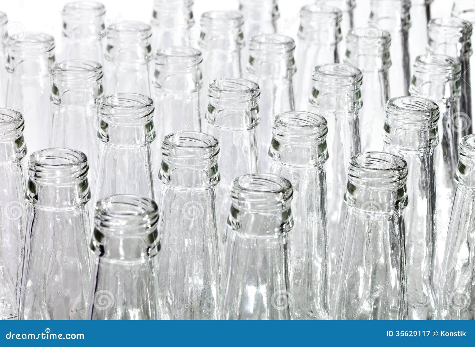 Пустую бутылку на стол не ставят. Фон под пустые стеклянные бутылки в IPG. Изображение на столе пустой бутылки стеклянной. Пустые бутылки ставим под стол. Ткань закрывает бутылку.