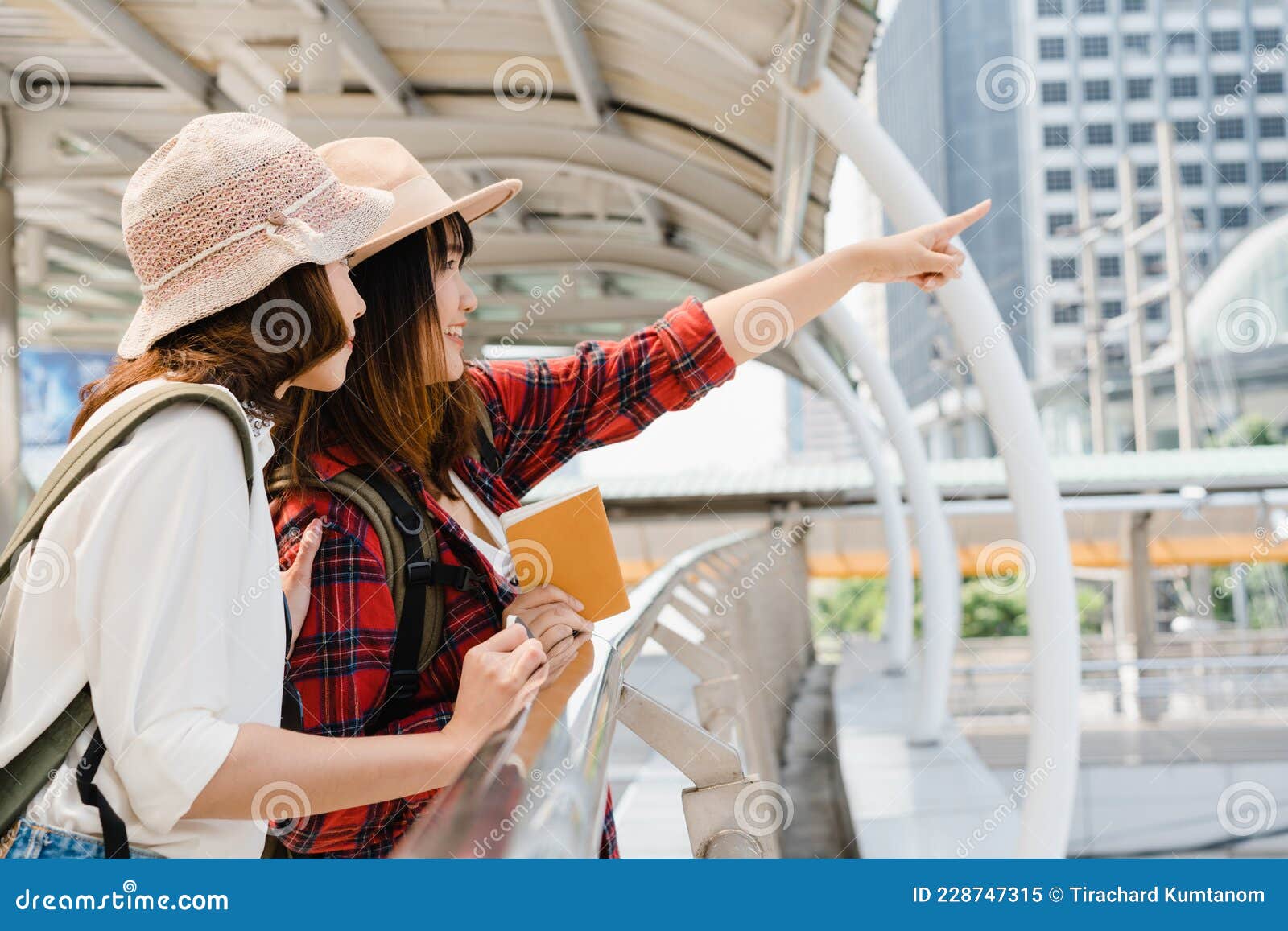 путешественник-путешественник, азиатские женщины-лесбиянки. счастливая  молодая женщина, которая проводит отпуск Стоковое Изображение - изображение  насчитывающей привлекательностей, лето: 228747315