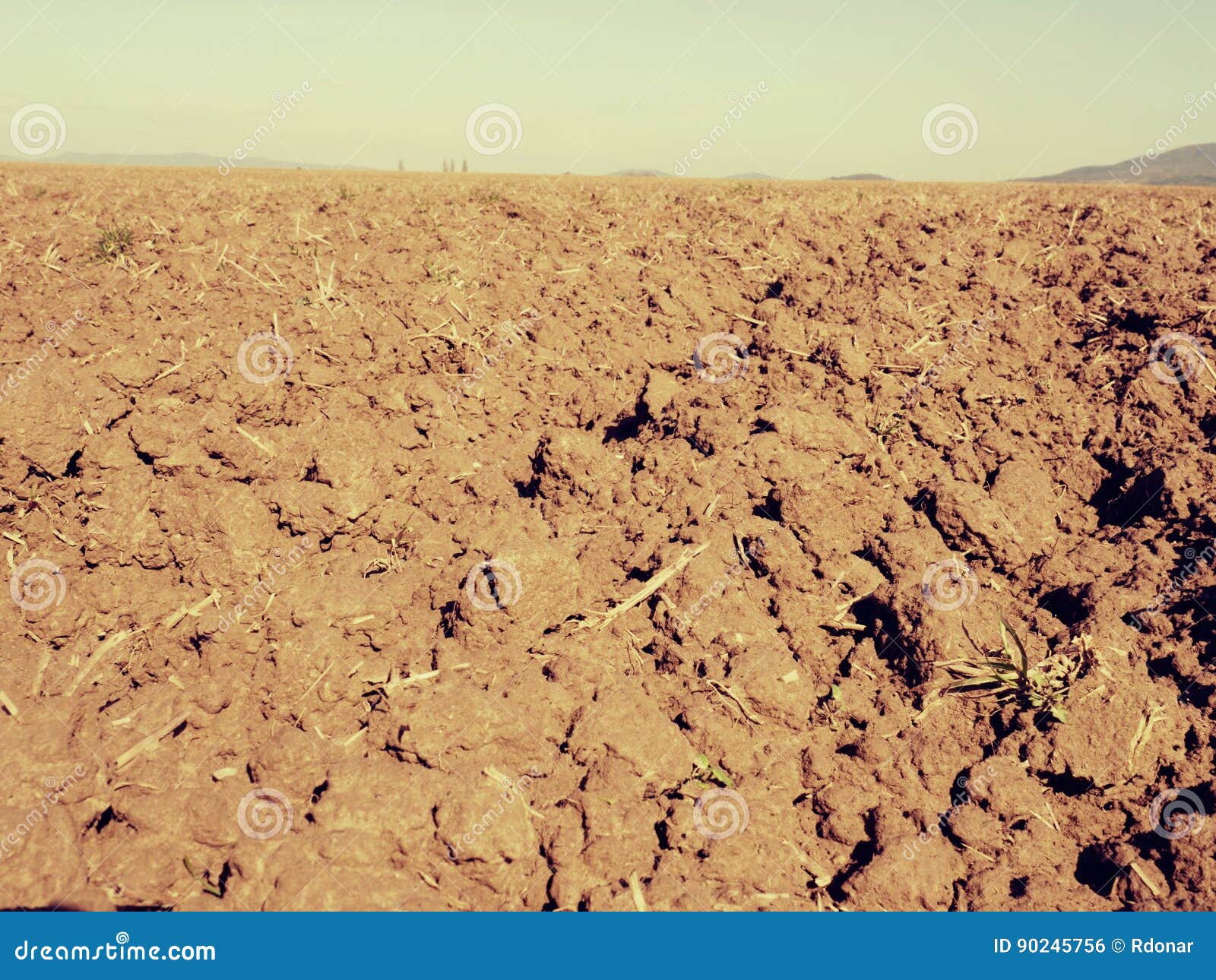 добыча красной глины. поле глины. глина на дороге. поле глины. земля грунт.