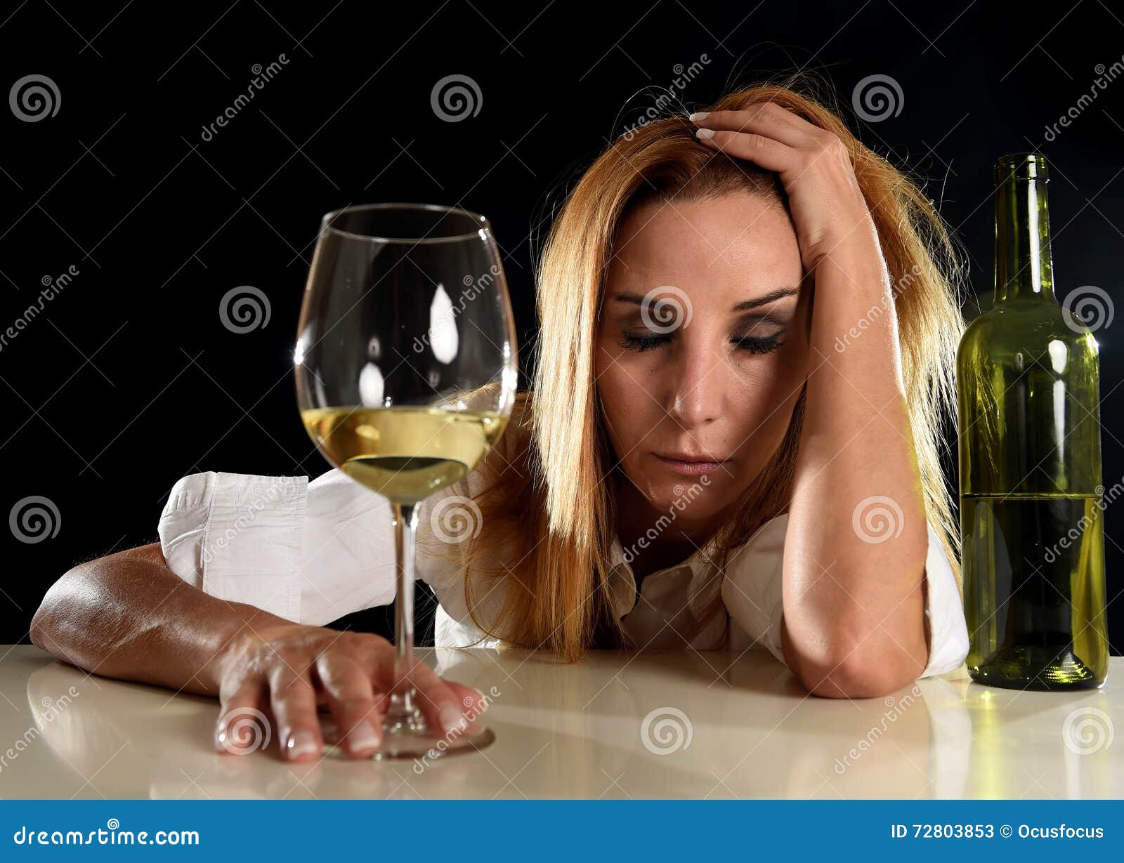 Пьющие девушки. Пить вино. Пьющая женщина. Девушка с бокалом пьяная. Девушка пьет и плачет.