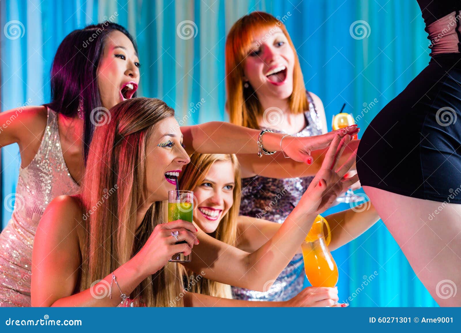 Супер видео взрослых. Женская вечеринка со стриптизером. Девушка ест со стриптизера. Acid Drinkers ''striptease''.