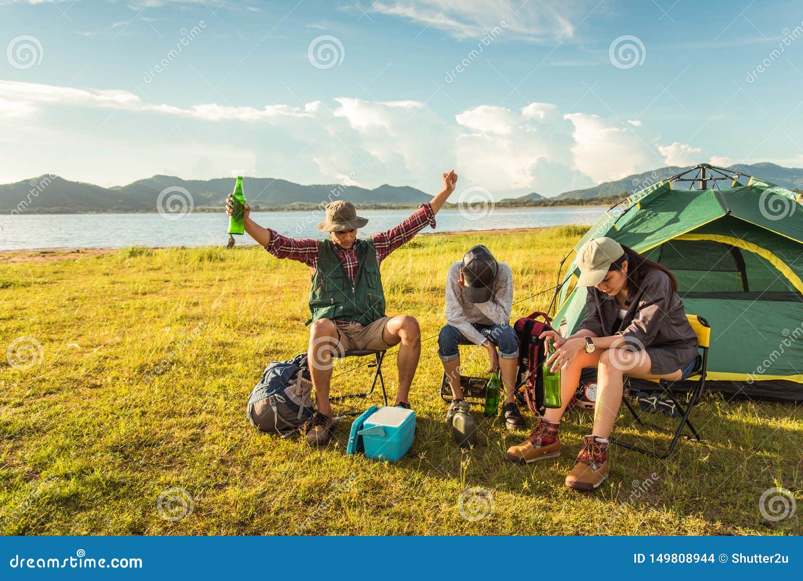 Пьяные пикники. Пьяные туристы в кемпинге. Турист на лугу.