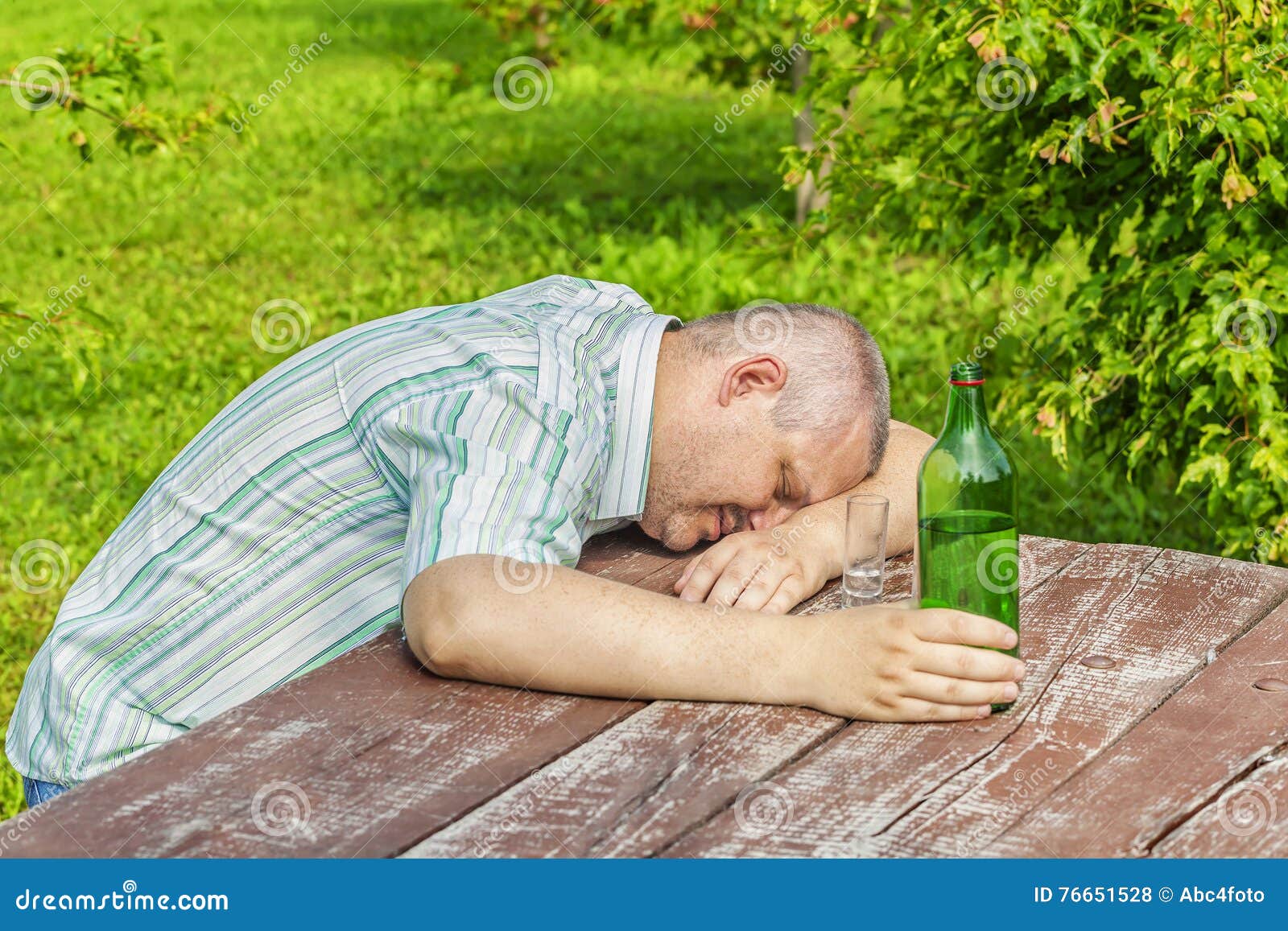 Человек в кровати. Sleeping drunk man. Sleeping drunk man. Кушетка спать. Sleeping drunk man.