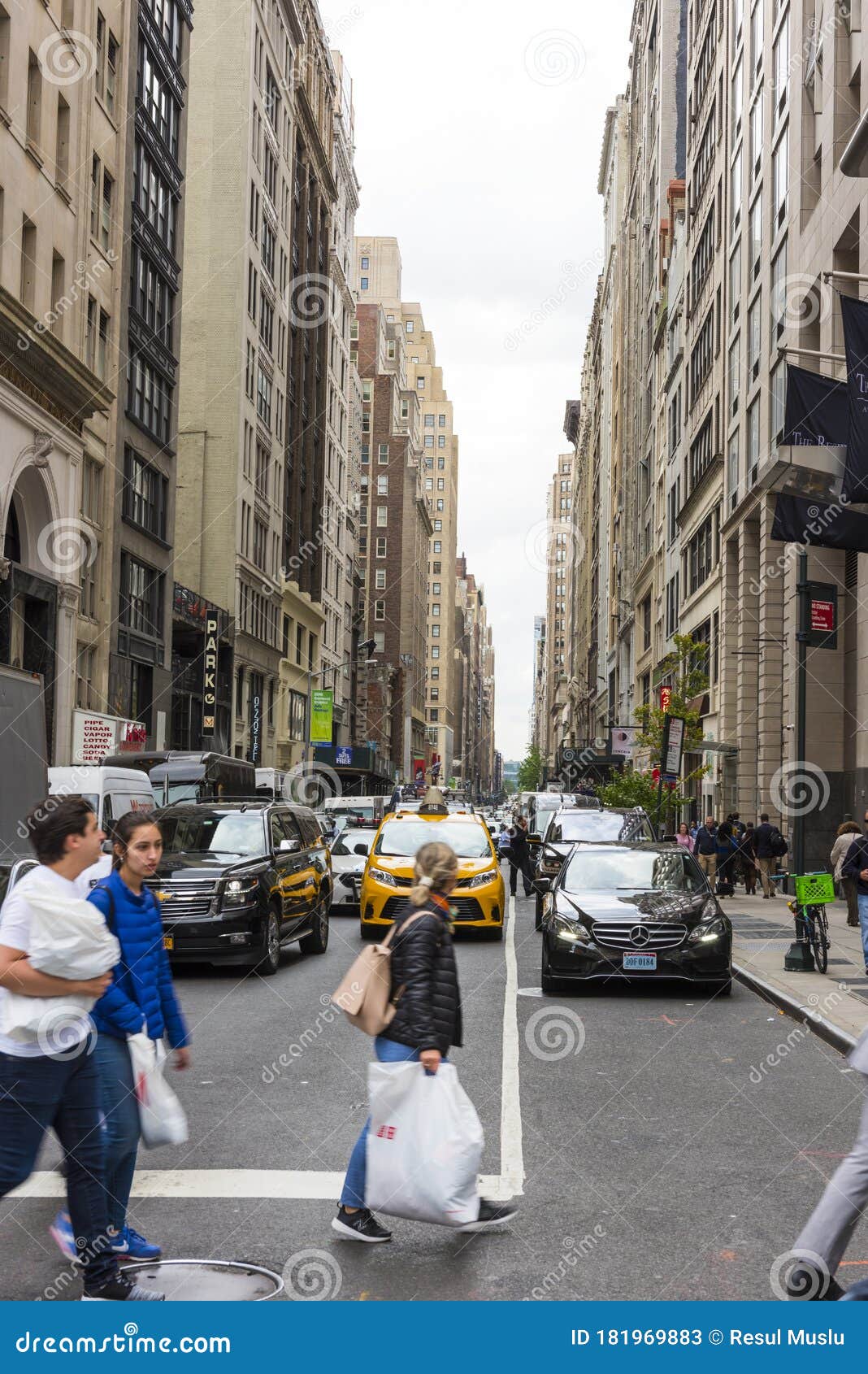 Пятая авеню 5 -й авеню самая известная улица в нью-йорке. Редакционное Стоковое Фото - изображение насчитывающей кабина, переходе: 181969883