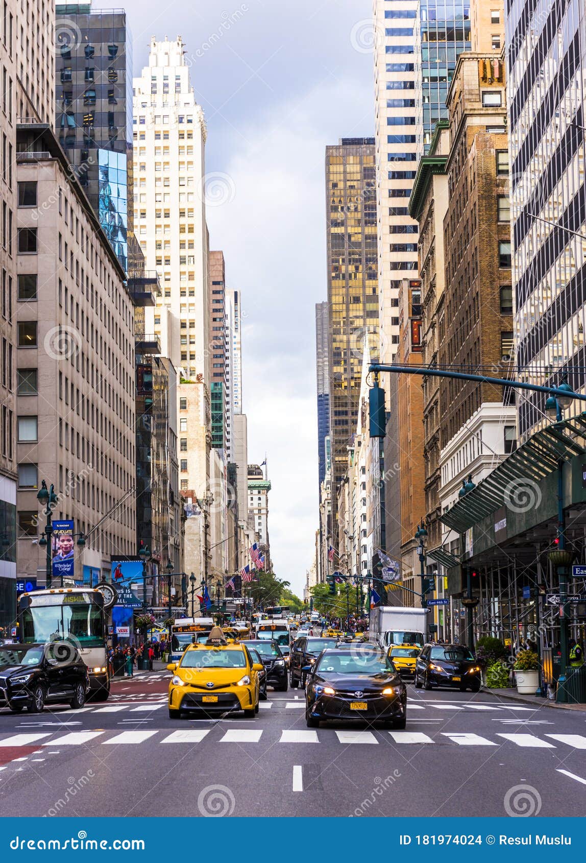 Пятая авеню 5 -й авеню самая известная улица в нью-йорке. Редакционное Стоковое Изображение - изображение насчитывающей развилки, разветвляя: 181974024