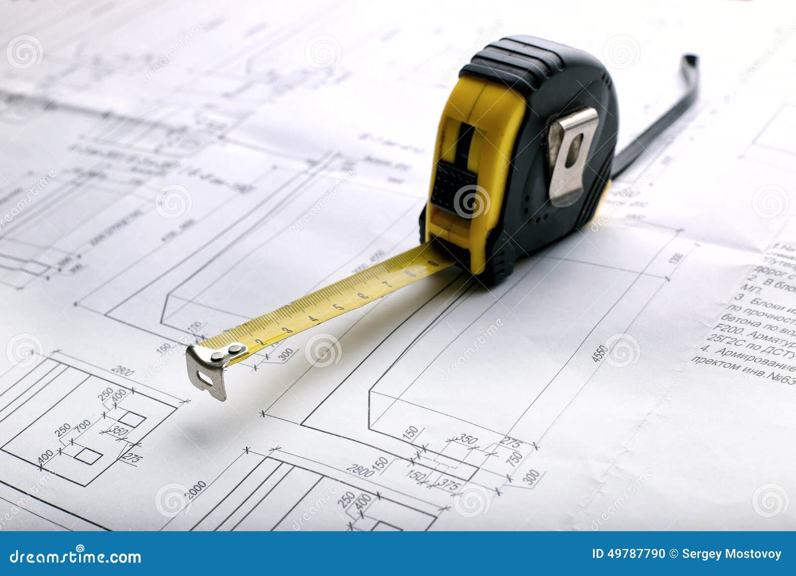 Замер строительство. Замер объекта. Каска чертежи Рулетка. Рулетка строительная черный фон. Чертеж строительной рулетки.