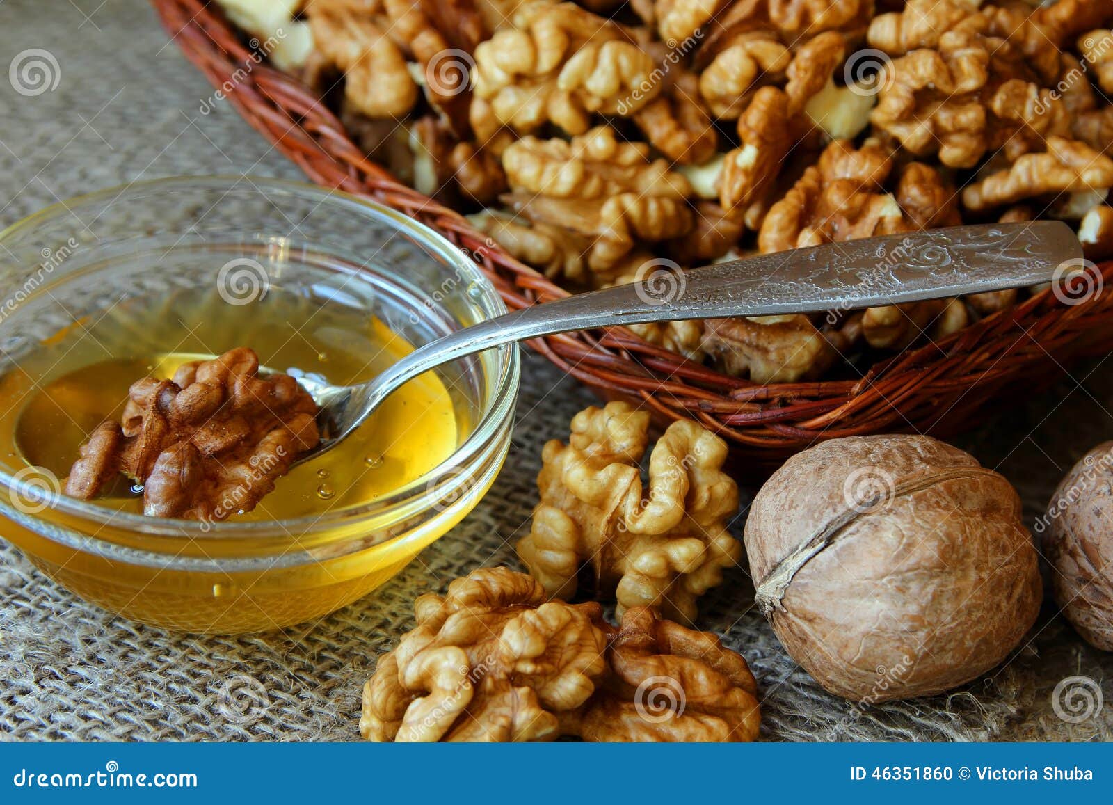 Орехи на голодный желудок. Мед с орехами. Грецкий орех с мёдом. Греческий орех с медом. Мед с орехами и семечками.