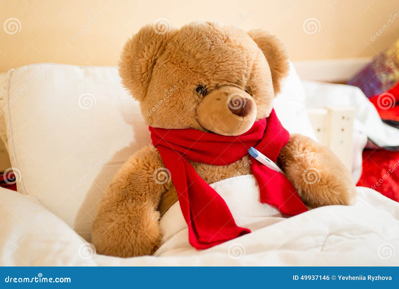Медведь заболел. Медвежонок болеет. Медвежонок плюшевый с шарфом. Медведь болеет. Плюшевый мишка на кровати.