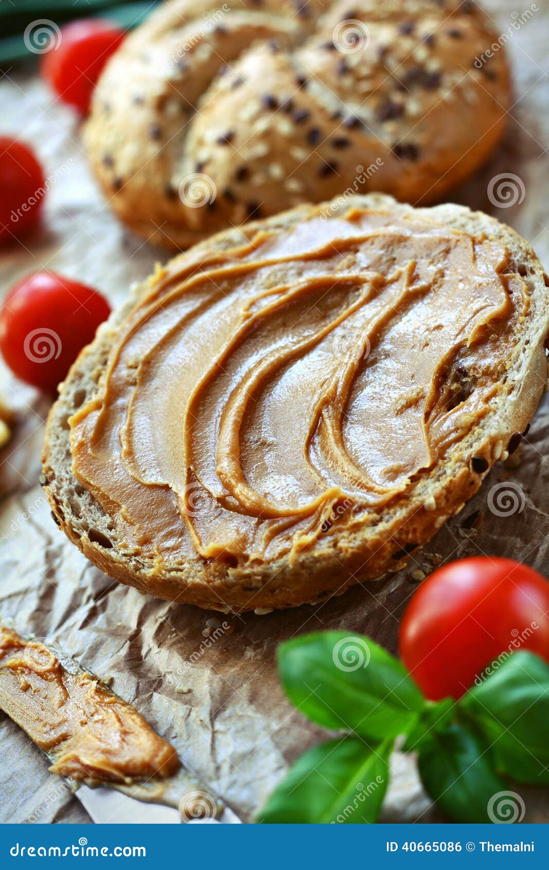 Булочка с арахисом и шоколадом