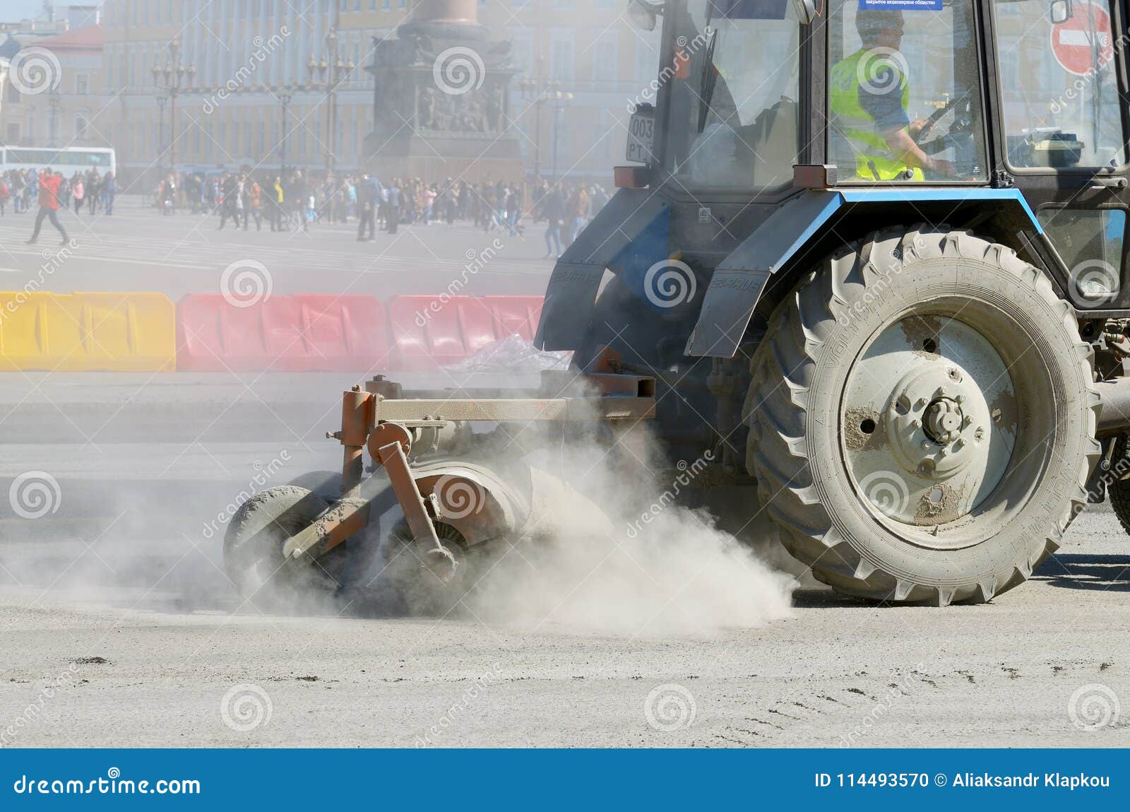Трактора чистят дороги. Трактор на дороге. Трактор для дороги. Трактор расчищает дорогу. Трактор чистит дороги.