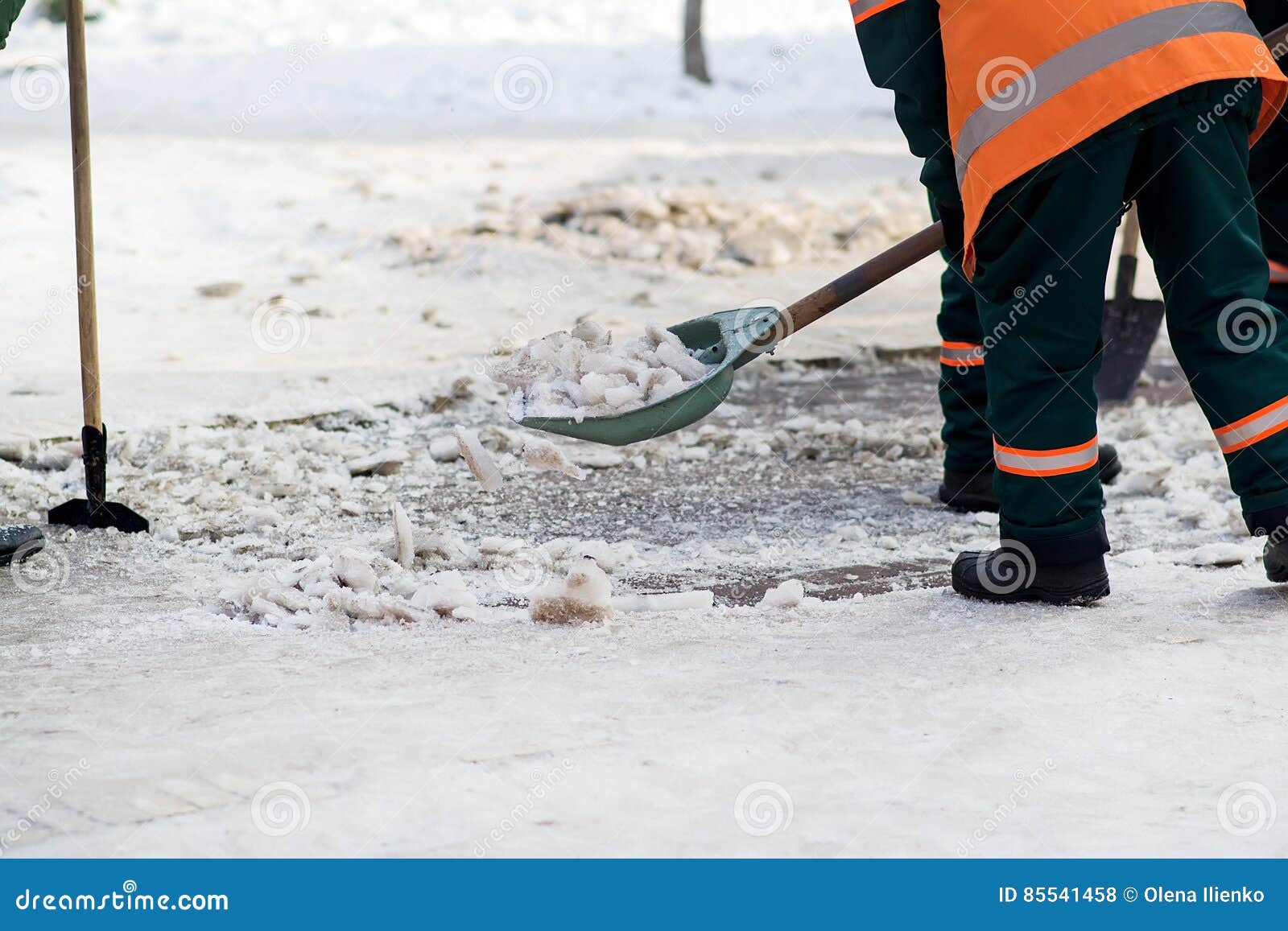 Clean roads. Чистка дороги от снега. Snow Cleaning. Работники по очистки Ледней. Картинки с дорогами а очищенными от снега.