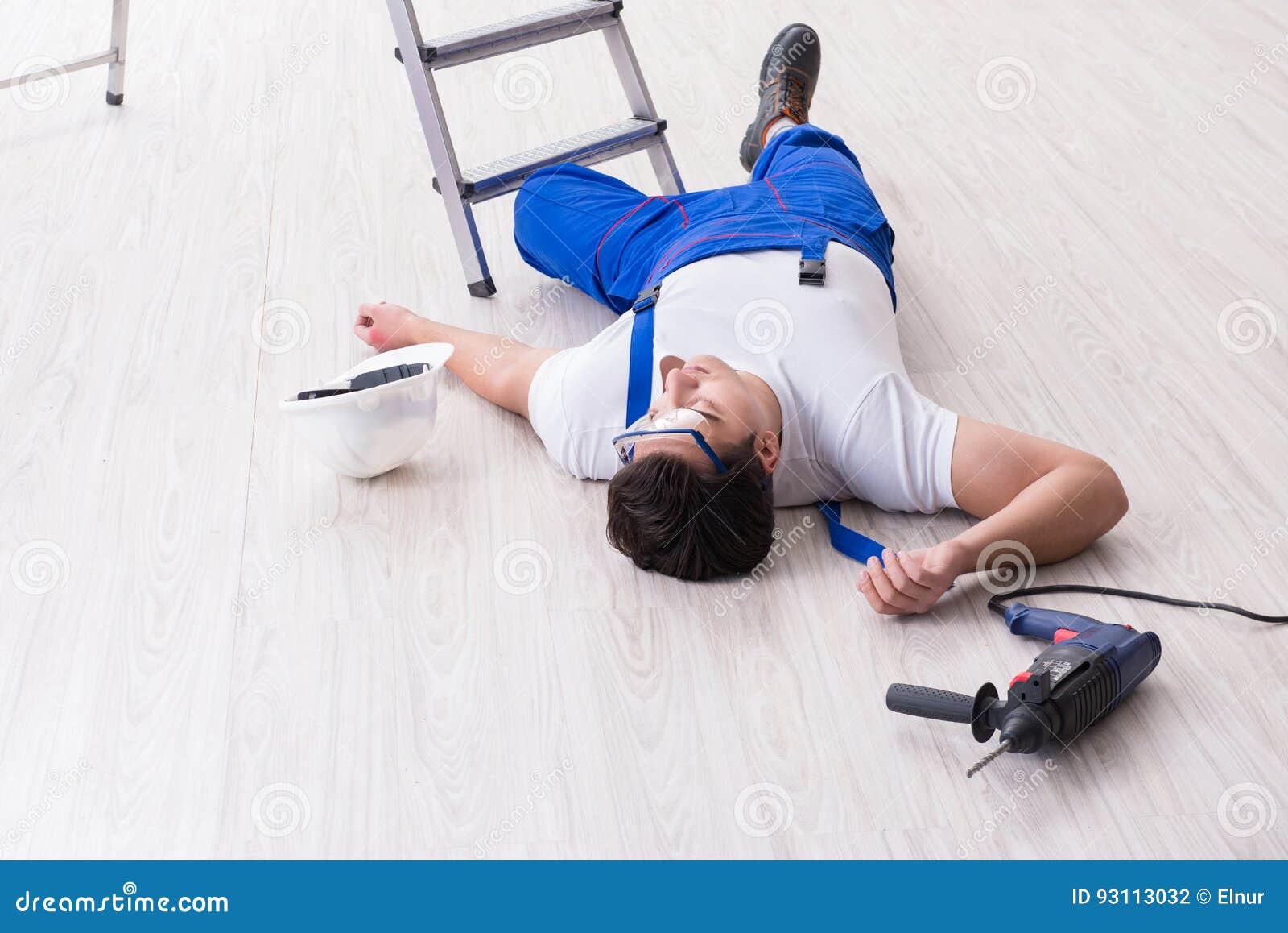 Уставший мужчина. Усталость. Усталость картинки. Упал после работы. Пришел домой после работы.