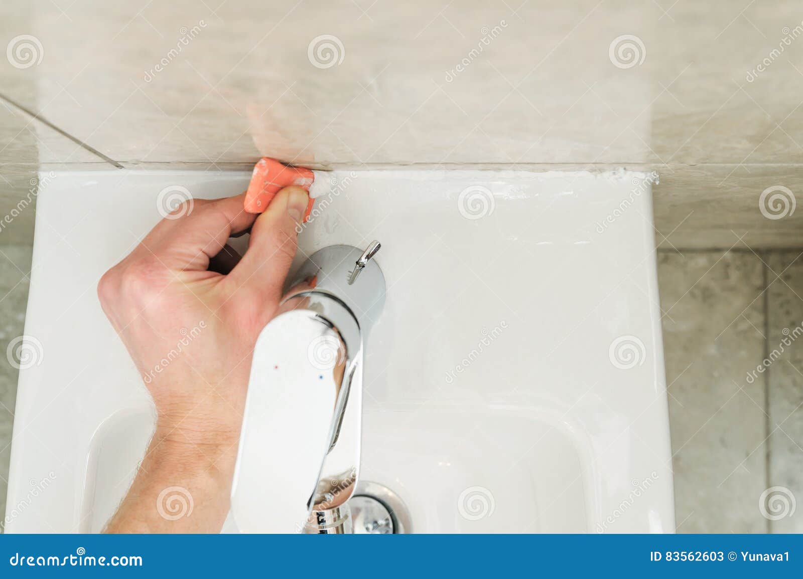 Как снять старый герметик с душевой кабины Работник приглаживая Sealant силикона Стоковое Изображение - изображение насчиты