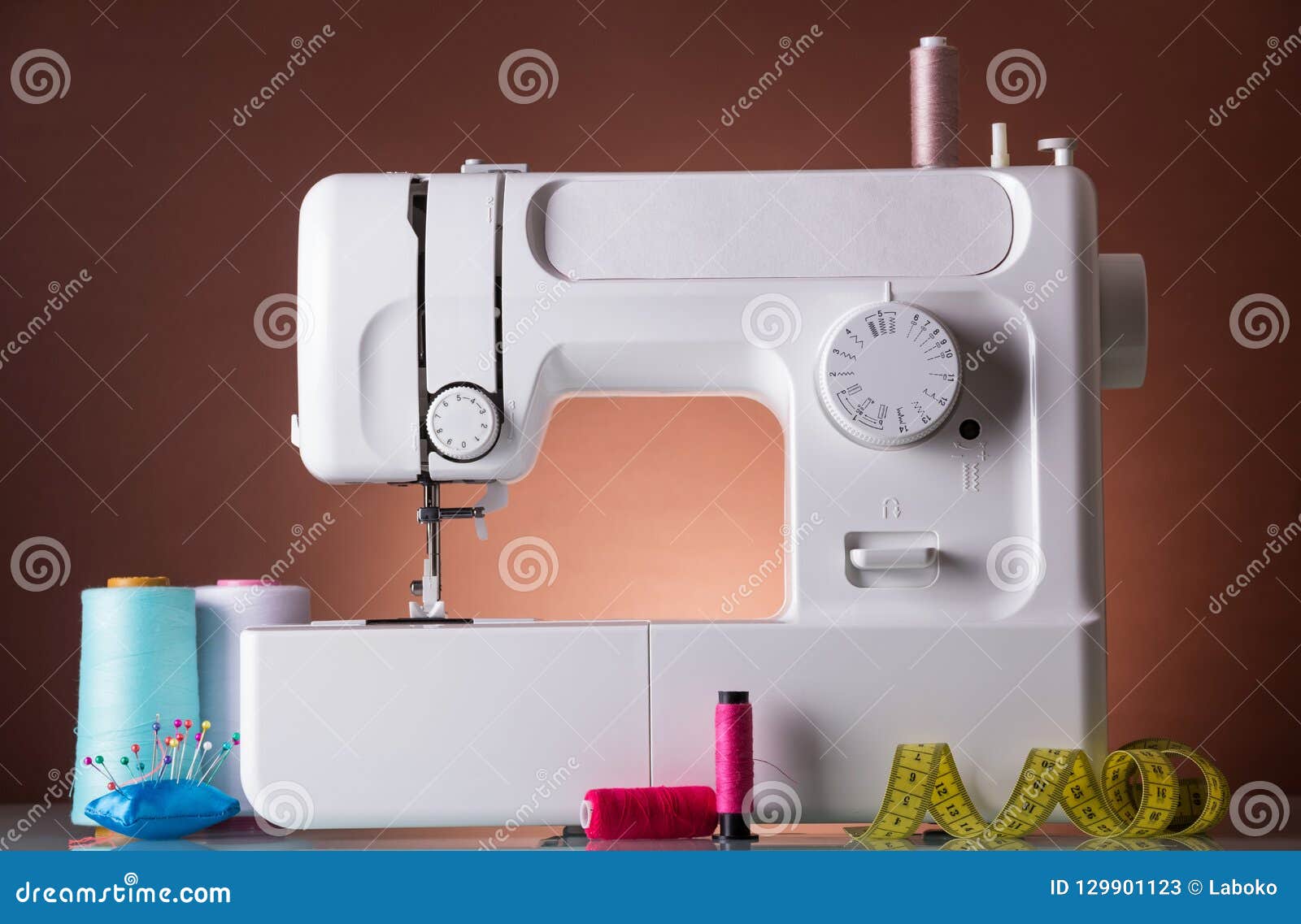 Bernina bernette b05 academy. Janome 2025. Надежность швейных машин. Швейная машина travola 812. Janome 9953.