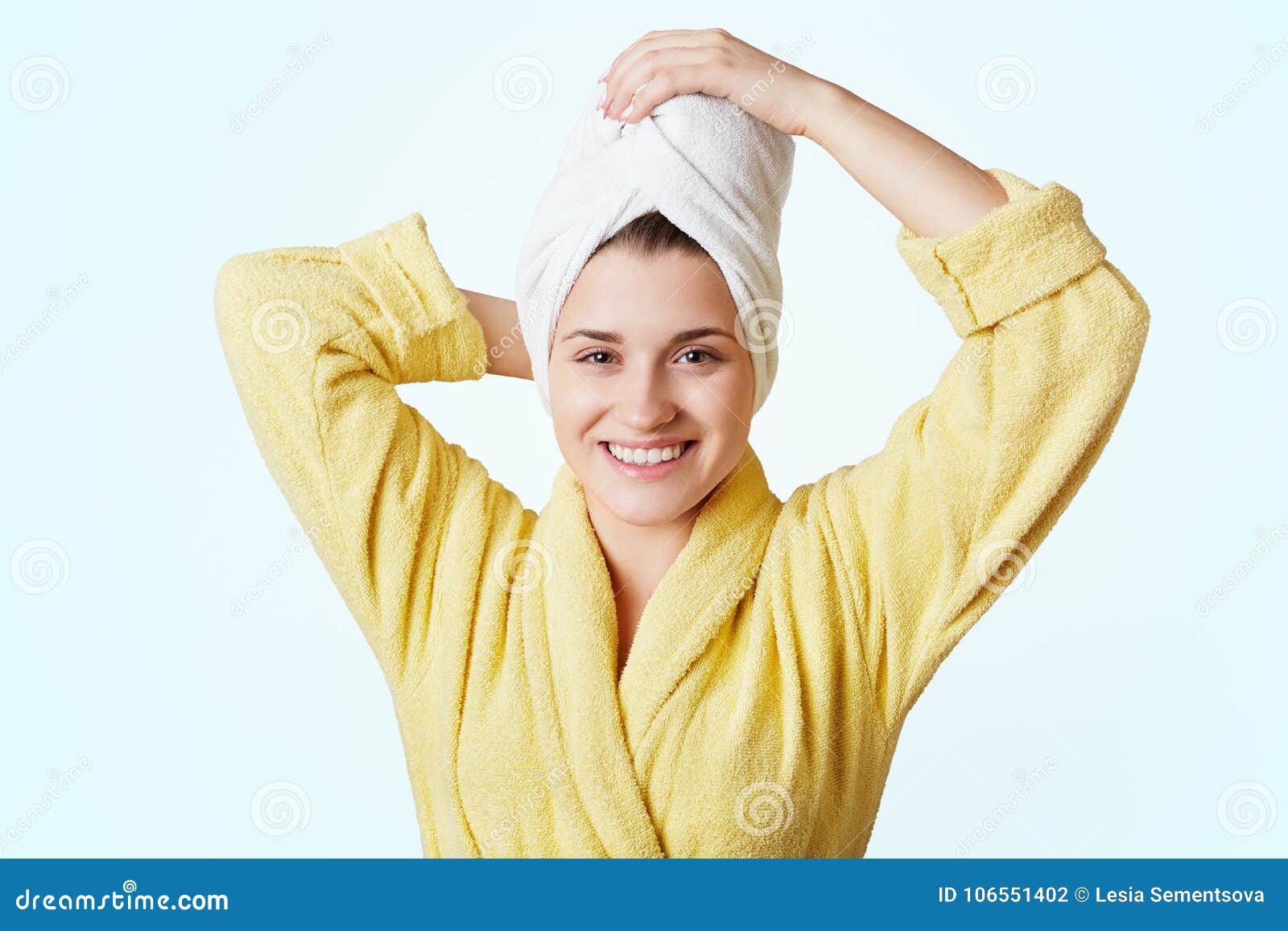 Как завязывать полотенце на голове. Полотенце на голове. Девушка с полотенцем на голове. Человек в полотенце. Человек с полотенцем на голове.