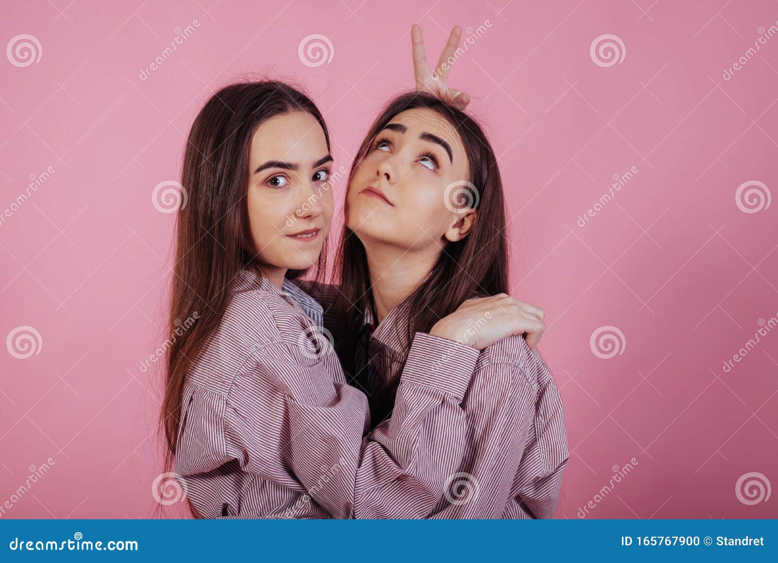 Две брюнетки сестры - близняшки