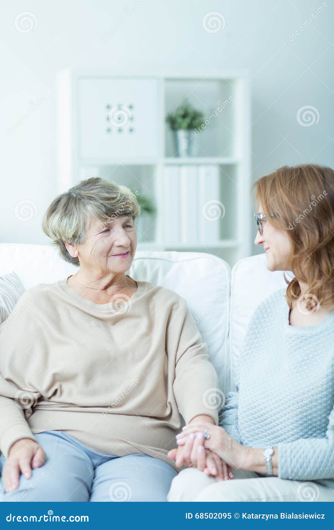 Разговоры с пожилой мамой. Пожилая мать и дочь. Забота о старой маме. Забота о пожилой маме. Пожилая мама и взрослая дочь.