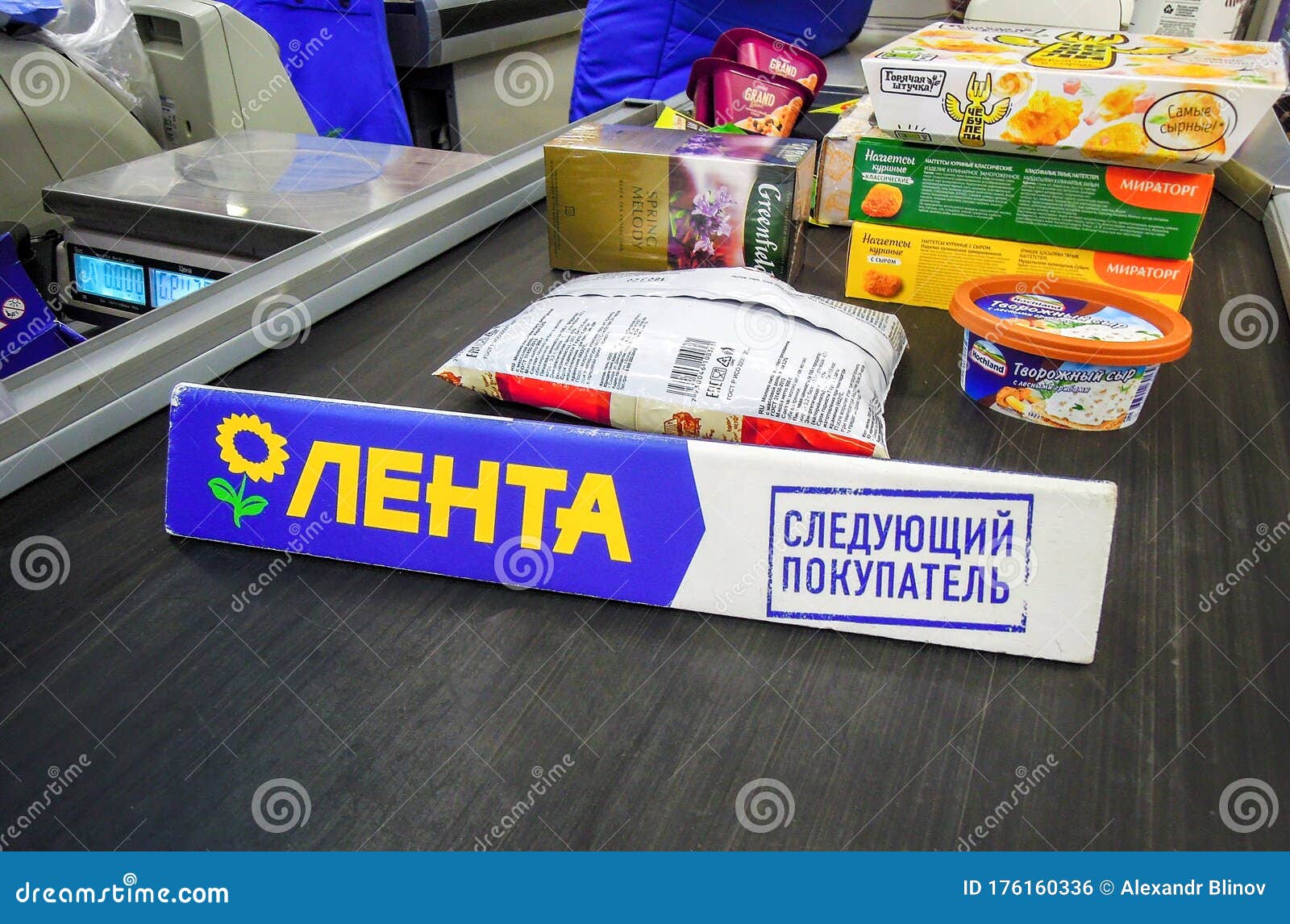 Разделитель товаров на конвейерной ленте в Superstore лента. Текст на русском языке : Покупатель лента следующий Редакционное Фото - изображение насчитывающей едок, продукция: 176160336