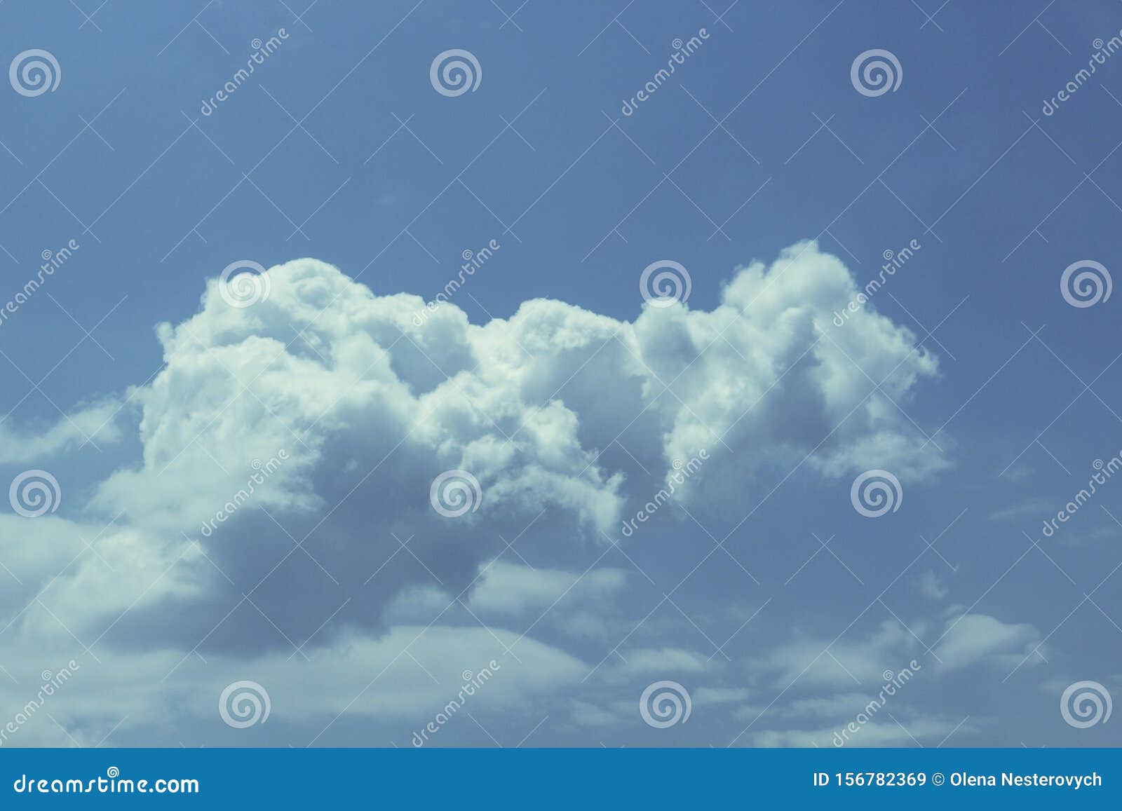Размытое небо или зурное небо и белое облако фон, красивая природа Стоковое  Изображение - изображение насчитывающей перспектива, голубой: 156782369